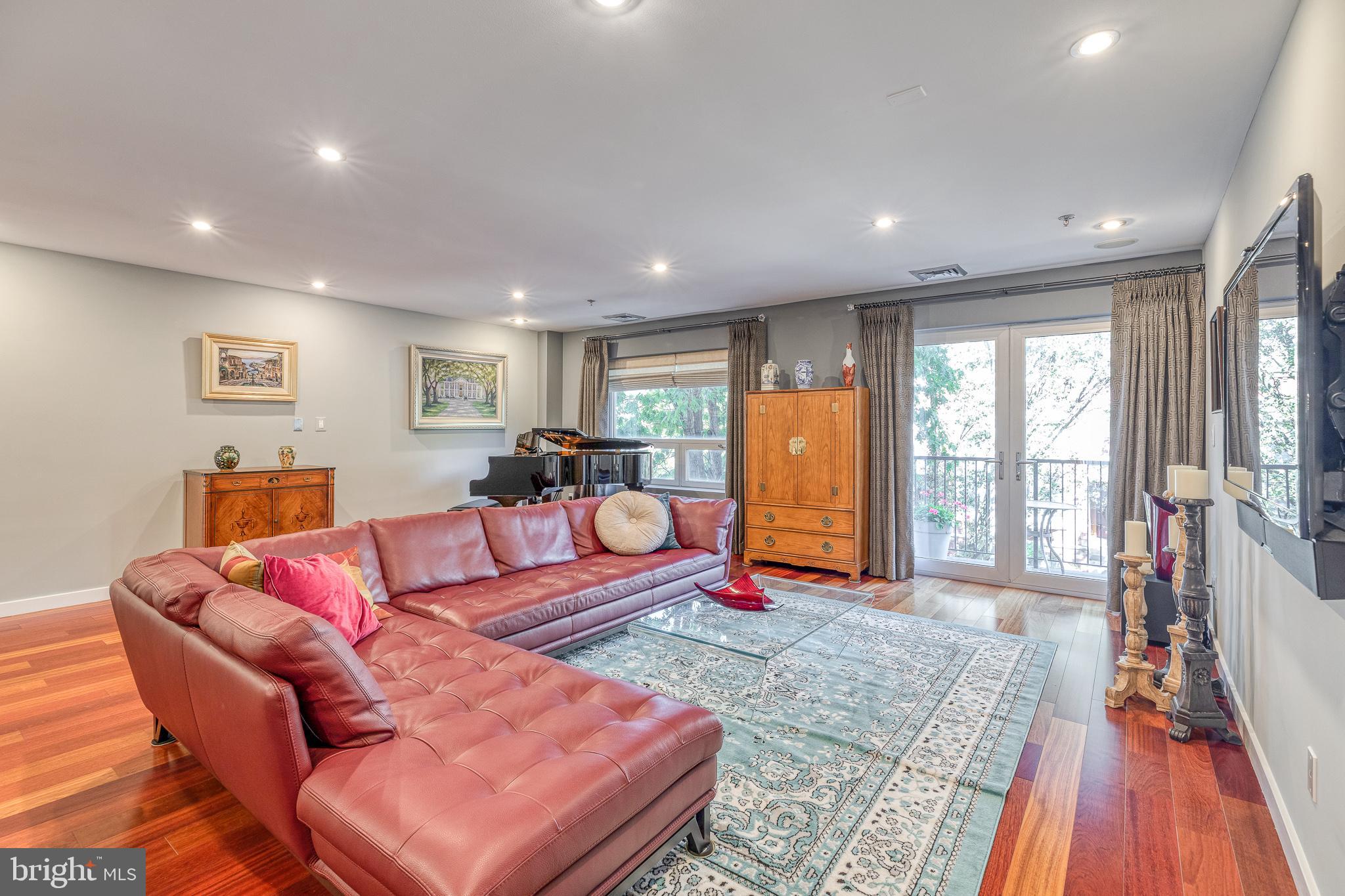 LOGAN SQUARE - Residential