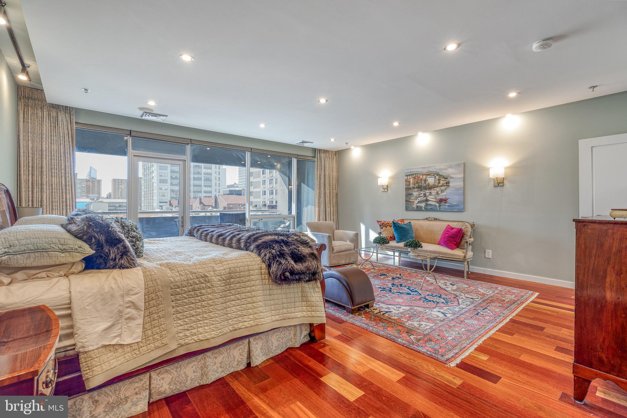 LOGAN SQUARE - Residential