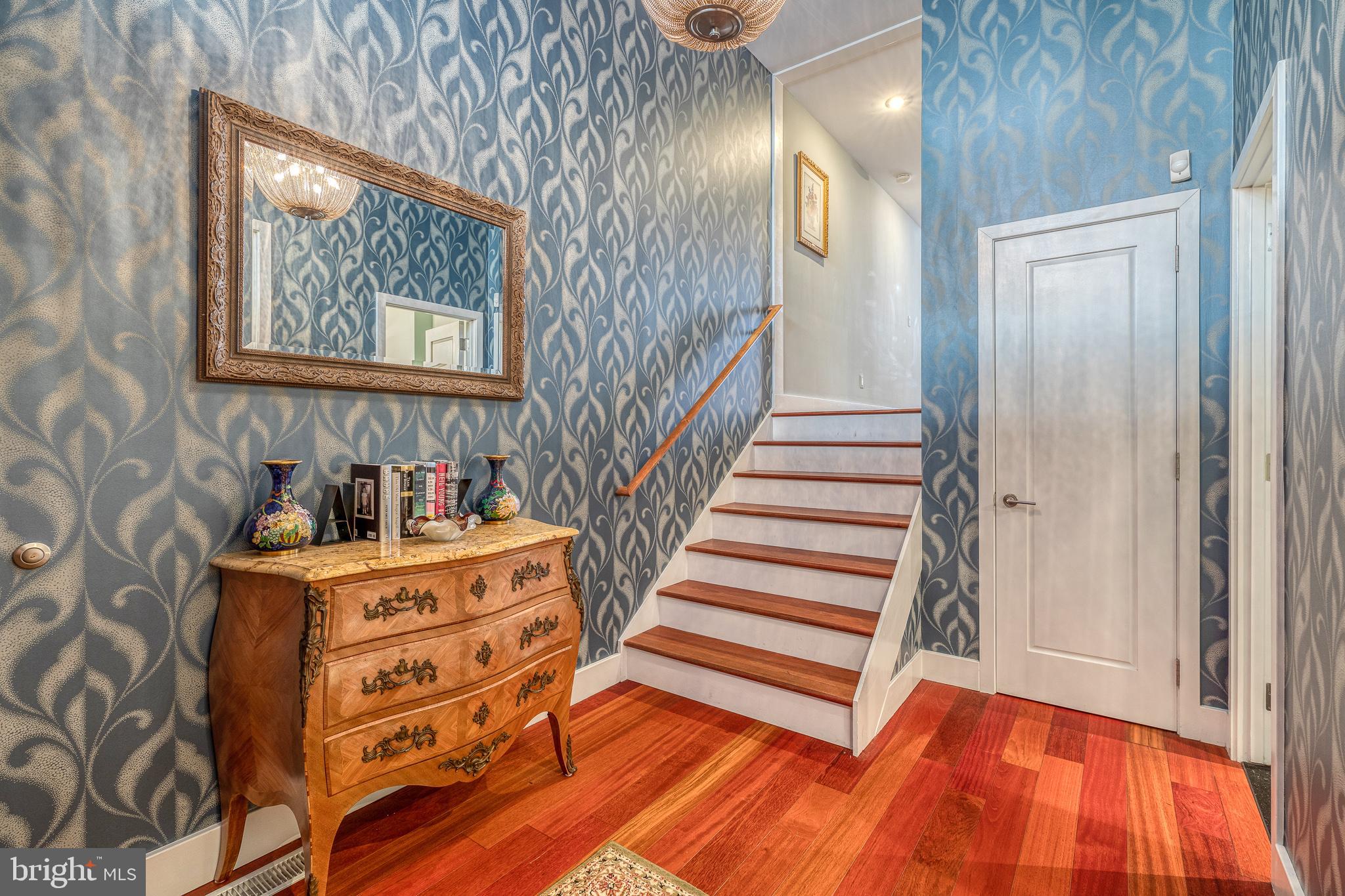 LOGAN SQUARE - Residential