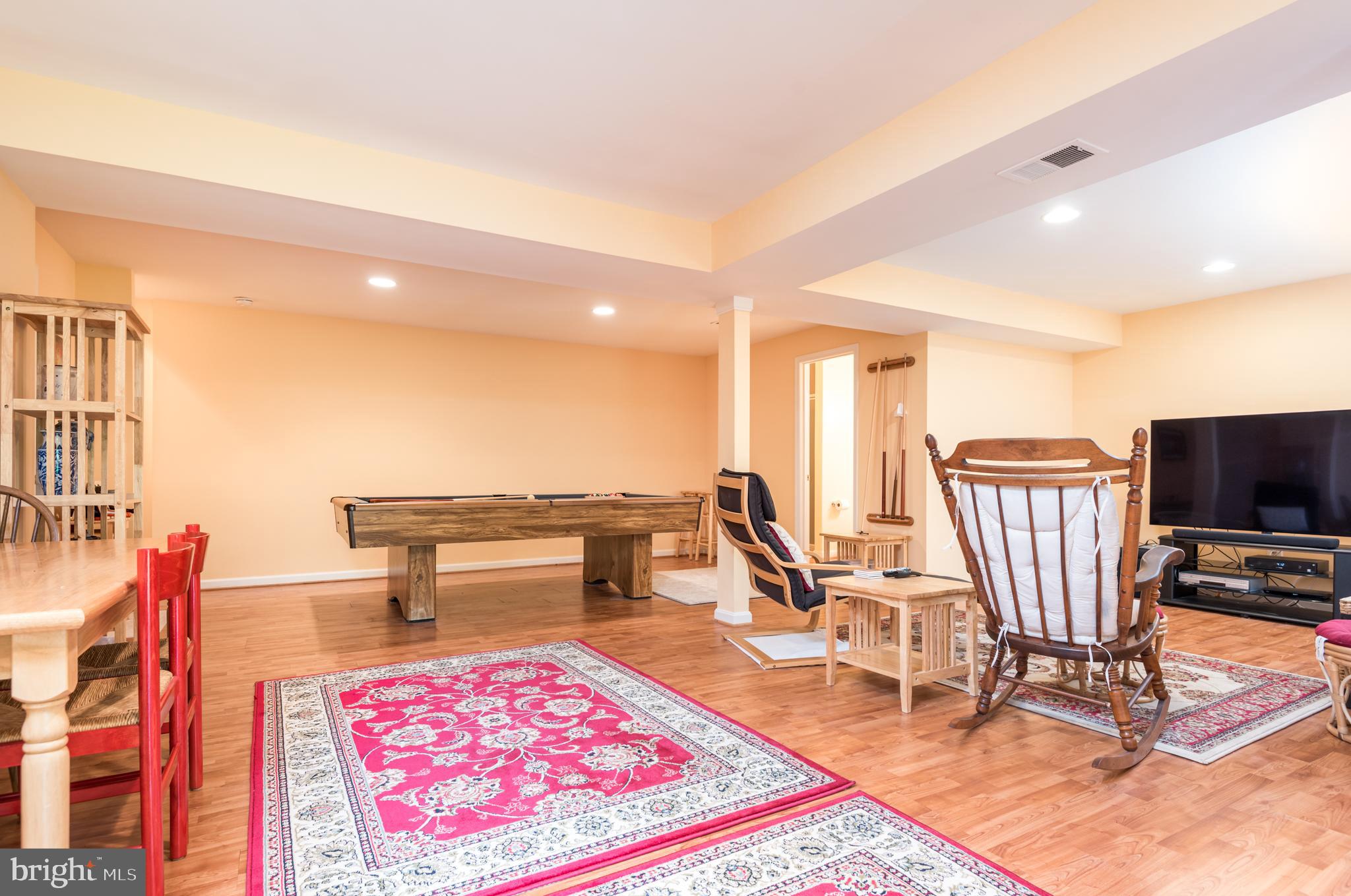 COUNTRY CLUB MANOR - Residential