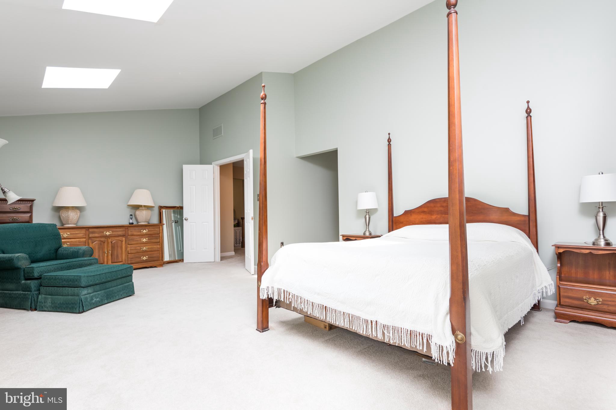 COUNTRY CLUB MANOR - Residential