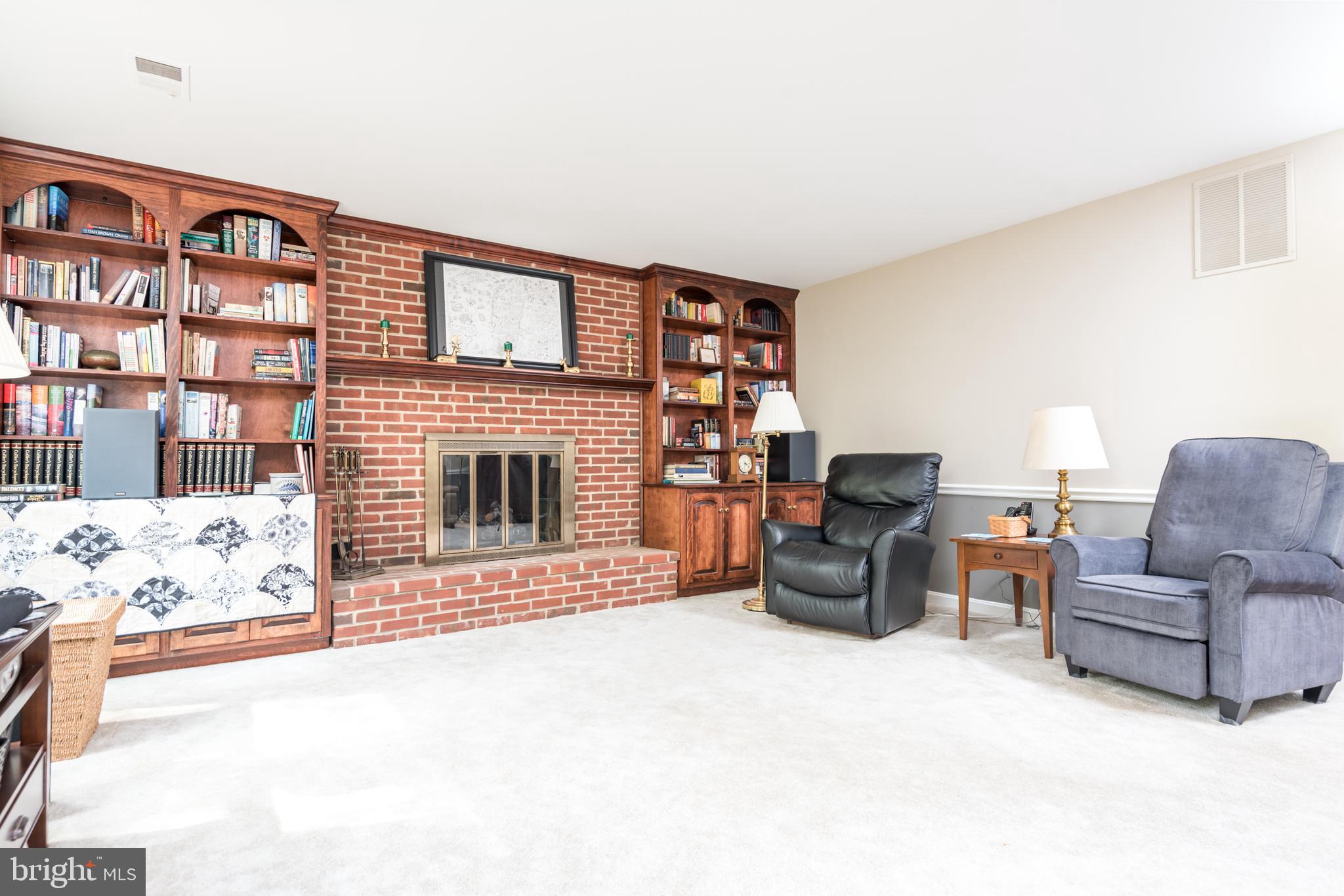 COUNTRY CLUB MANOR - Residential