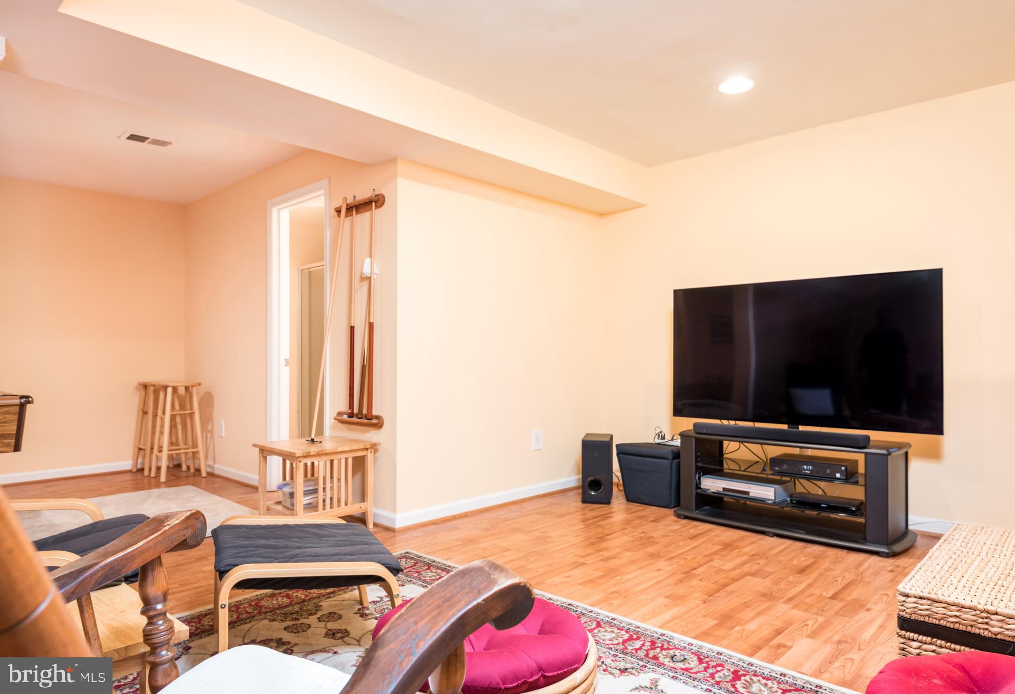 COUNTRY CLUB MANOR - Residential