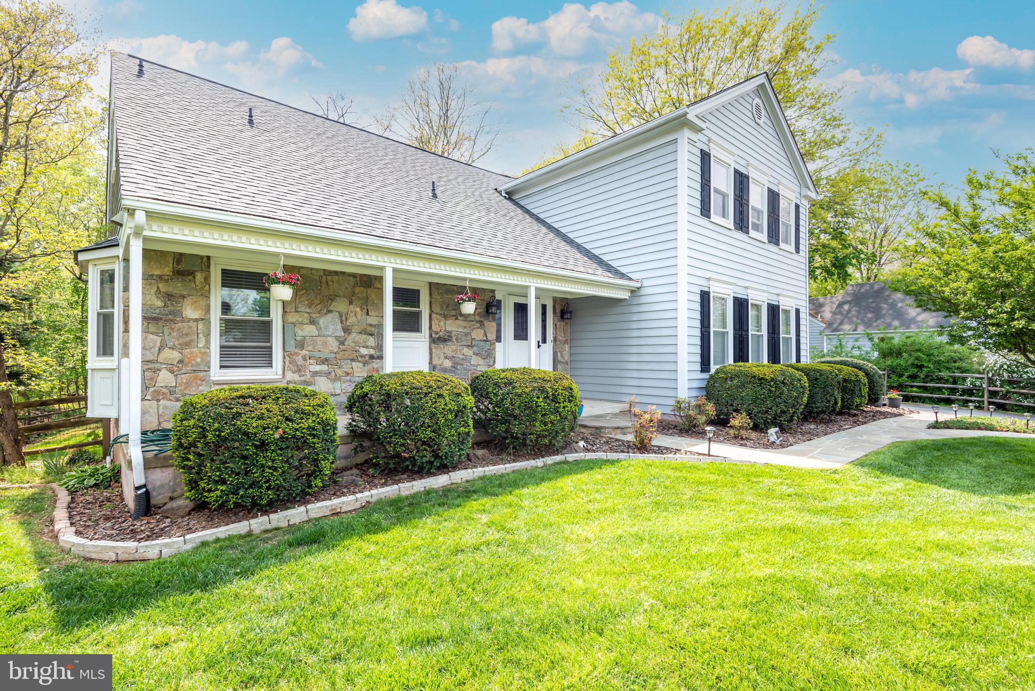 COUNTRY CLUB MANOR - Residential