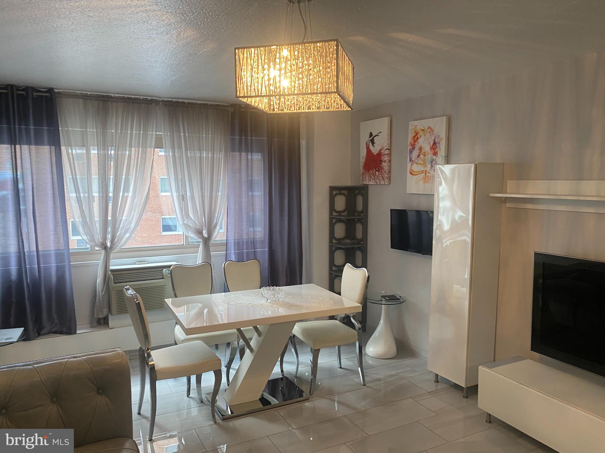Welcome the this updated 5th floor condo located in the hart of Center City Philadelphia that offers unparalleled convenience to all the amenities that center city has to offer. Also the building offers a fully equipped business center, a modern gym, concierge services, and 24/7 security for a peace of mind. The building is very close to University City, 30th St Station and the Schuylkill River waterfront and also very convenient to restaurants and Cafe's in every direction. Everything inside is updated so all you have to do is just move in.