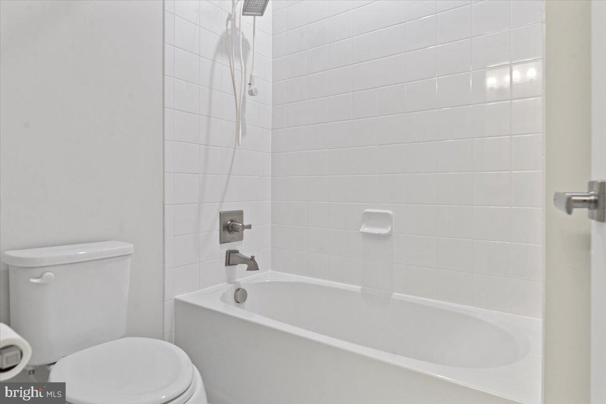 OAK CREEK CLUB - Residential Lease