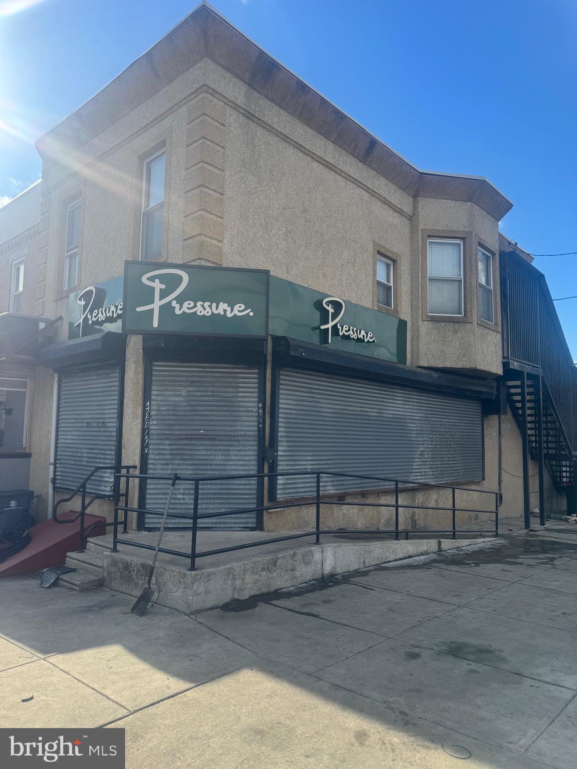 Great opportunity with this fully equipped, turn-key restaurant newly renovated in an excellent location and other major avenues. This property includes an apartment on the second floor, perfect for additional rental income or owner use.
All of the appliances are brand new,
