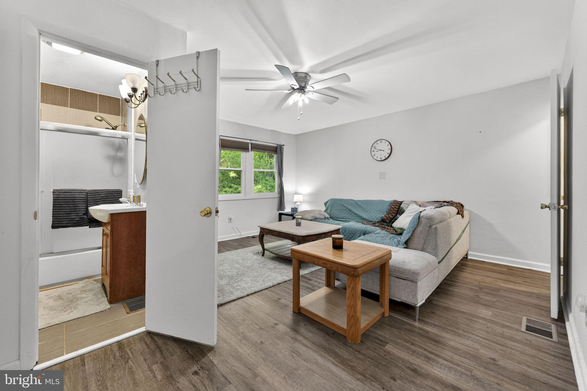 LAKE FRONT ROYAL - Residential