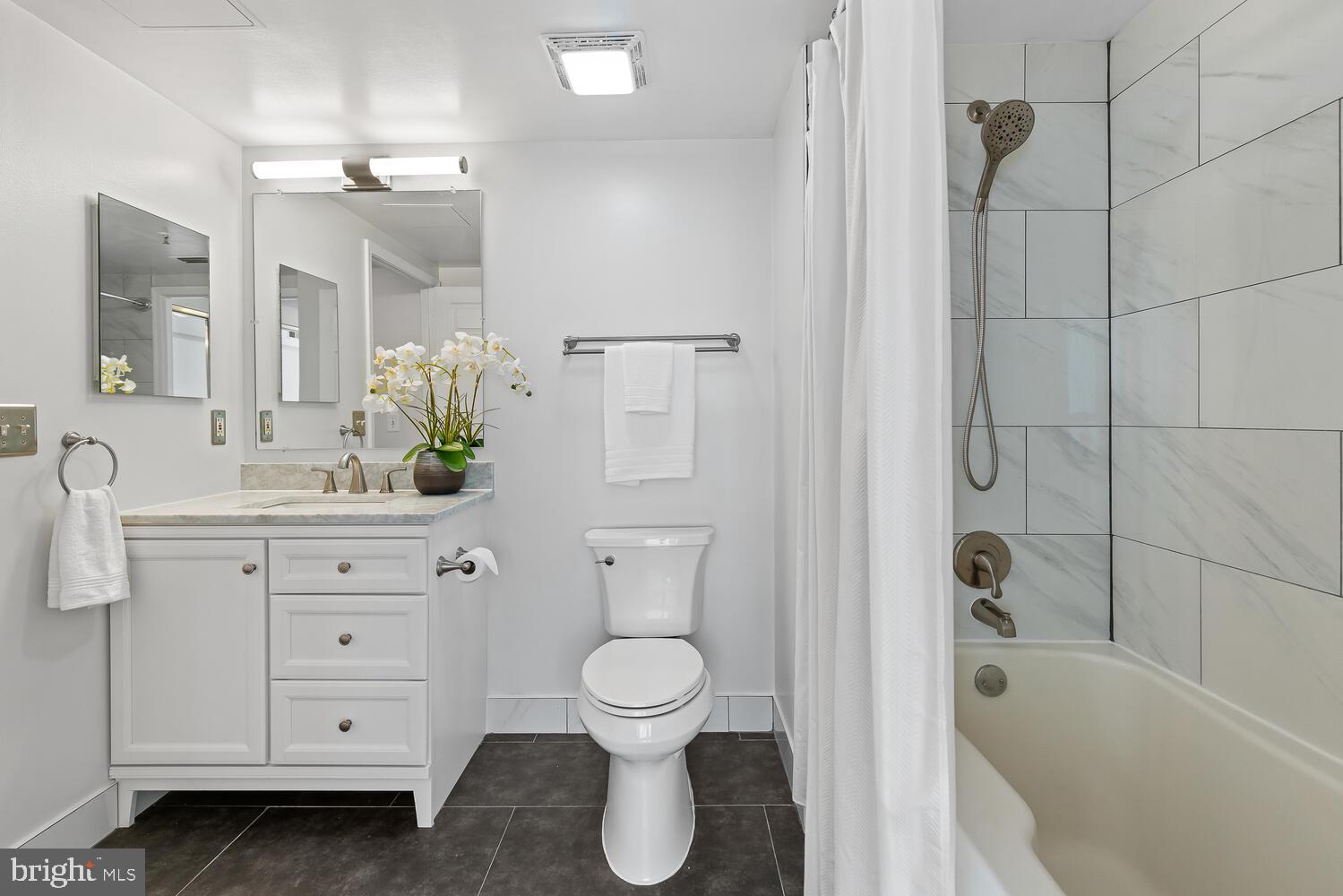 LEXINGTON SQUARE - Residential Lease