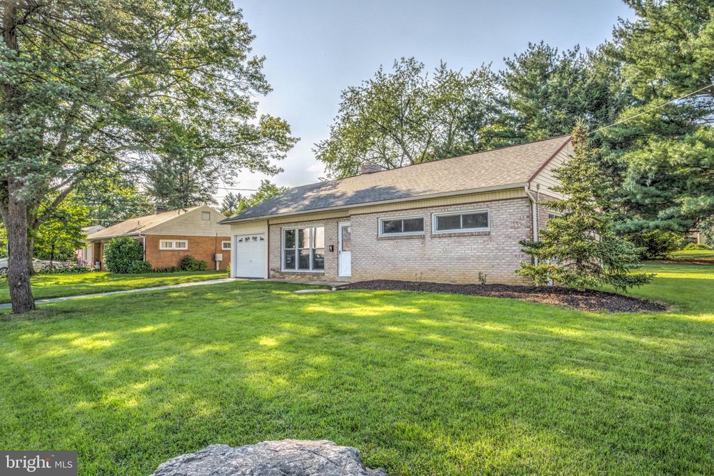 Photo of 11 ROSE AVE, LEOLA, PA 17540 (MLS # PALA2037714)