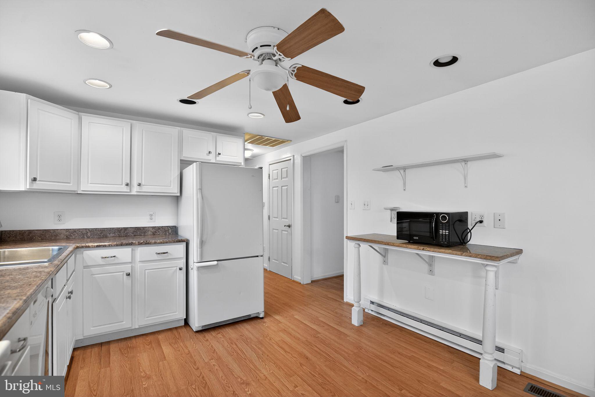 HOLLYWOOD SHORES - Residential