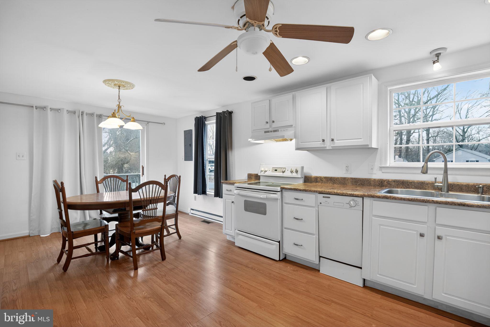 HOLLYWOOD SHORES - Residential