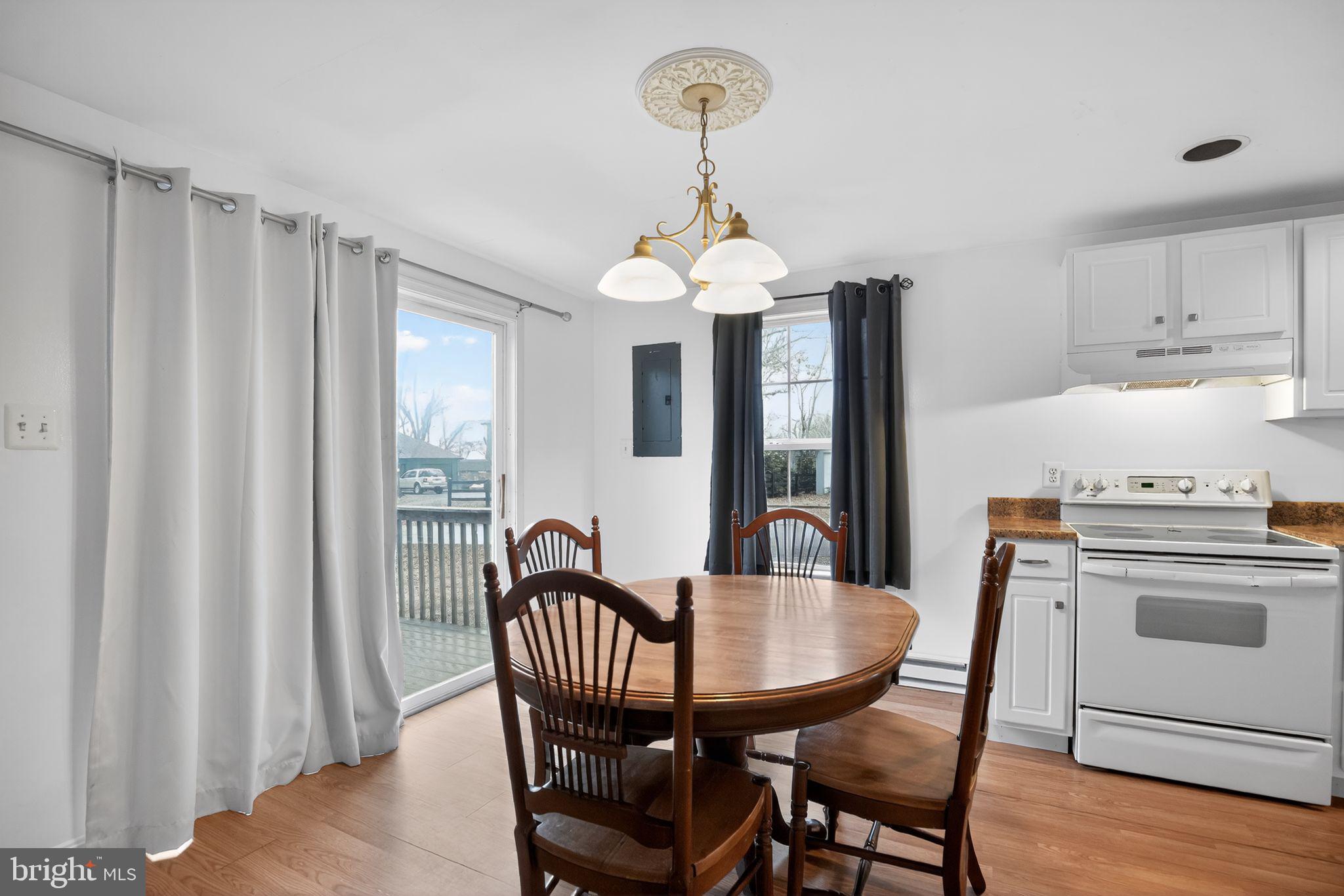 HOLLYWOOD SHORES - Residential