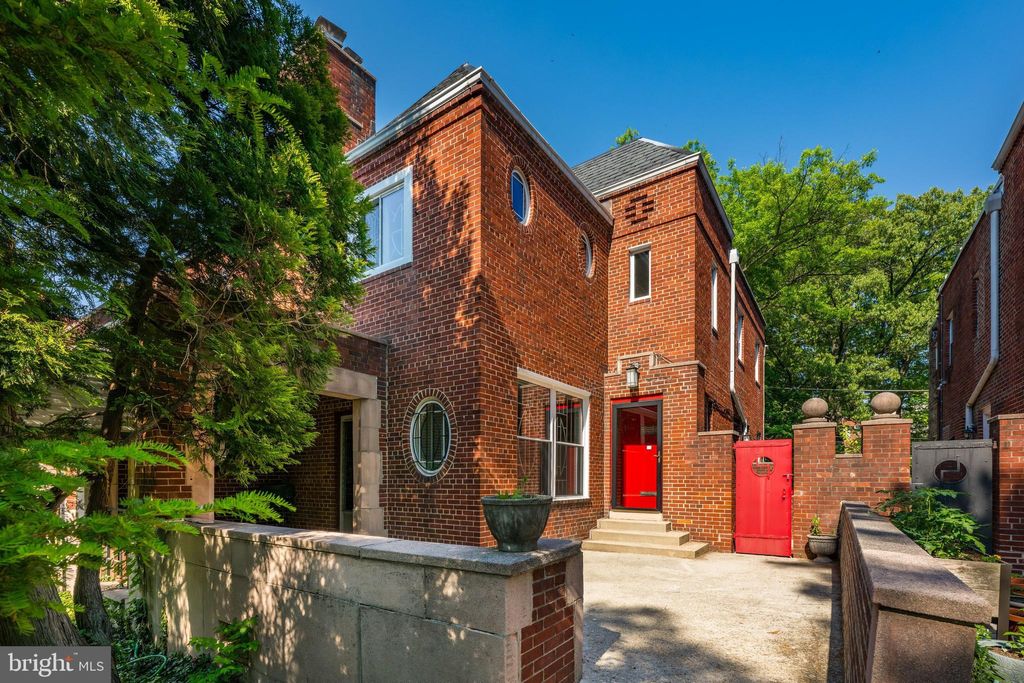 Photo of 6121 14th Street NW, WASHINGTON, DC 20011 (MLS # DCDC2262580)