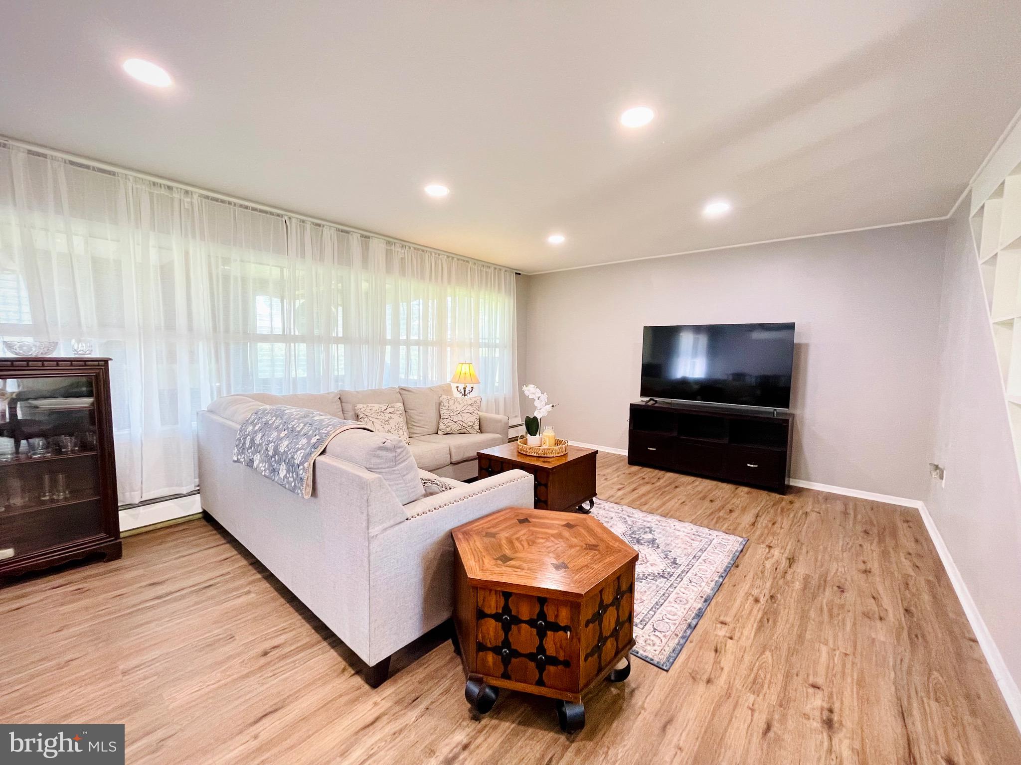 SNOWBALL GATE - Residential Lease