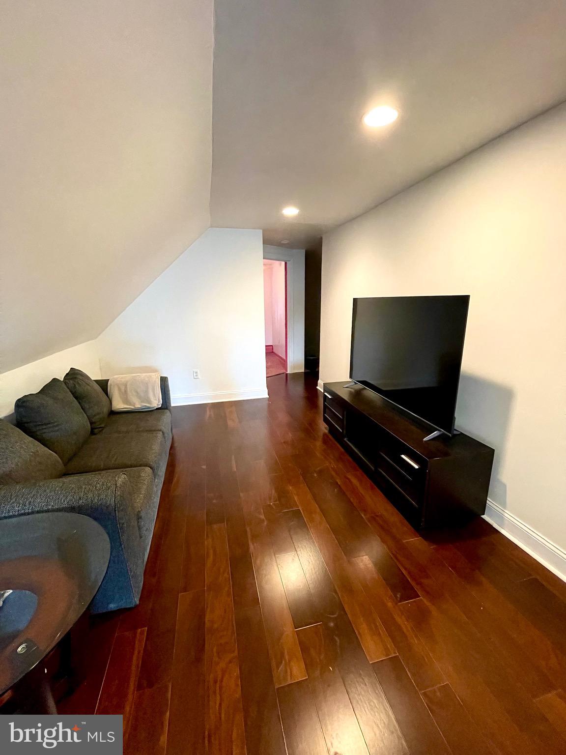 SNOWBALL GATE - Residential Lease