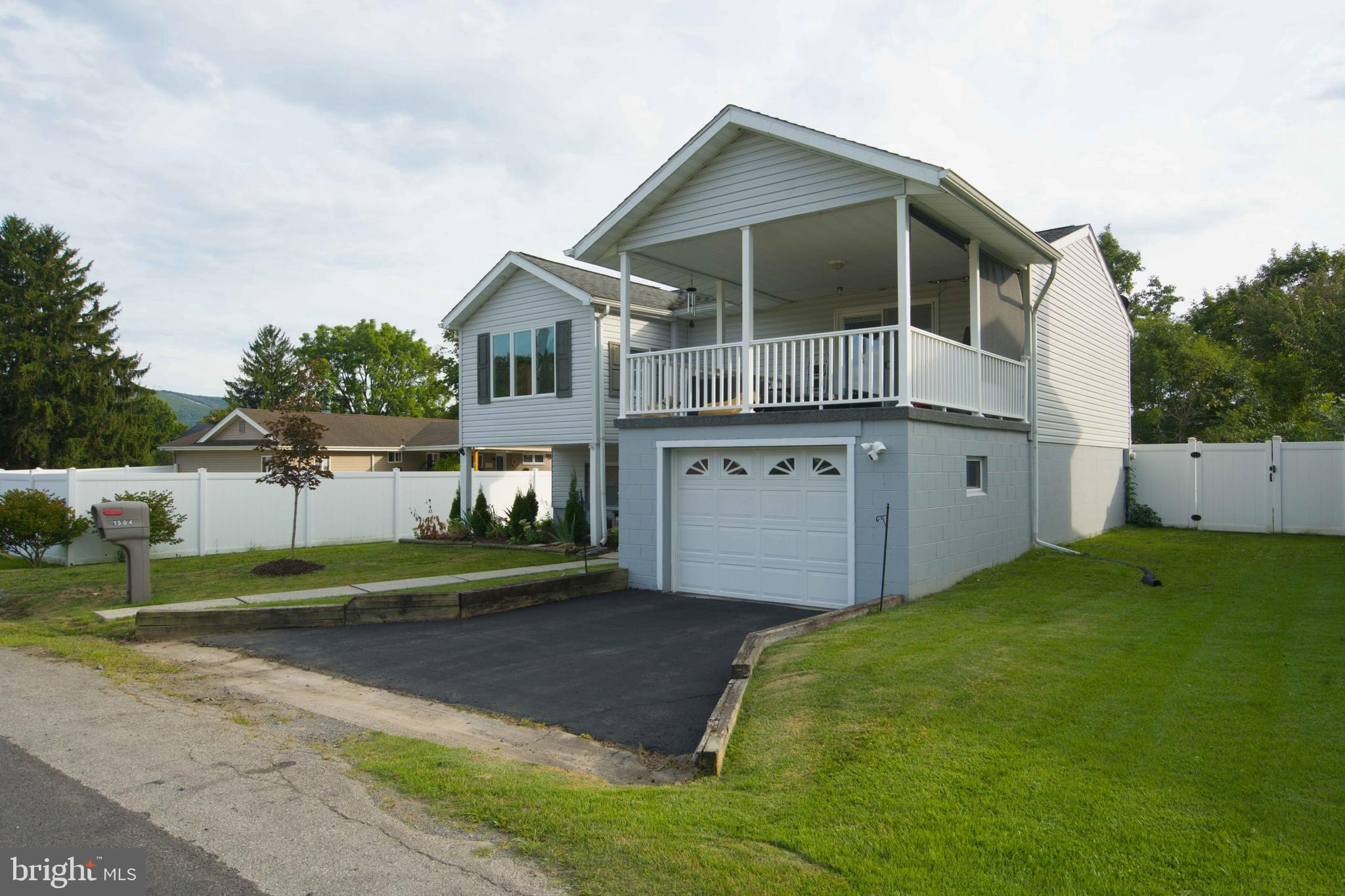 1504 W LOGAN STREET