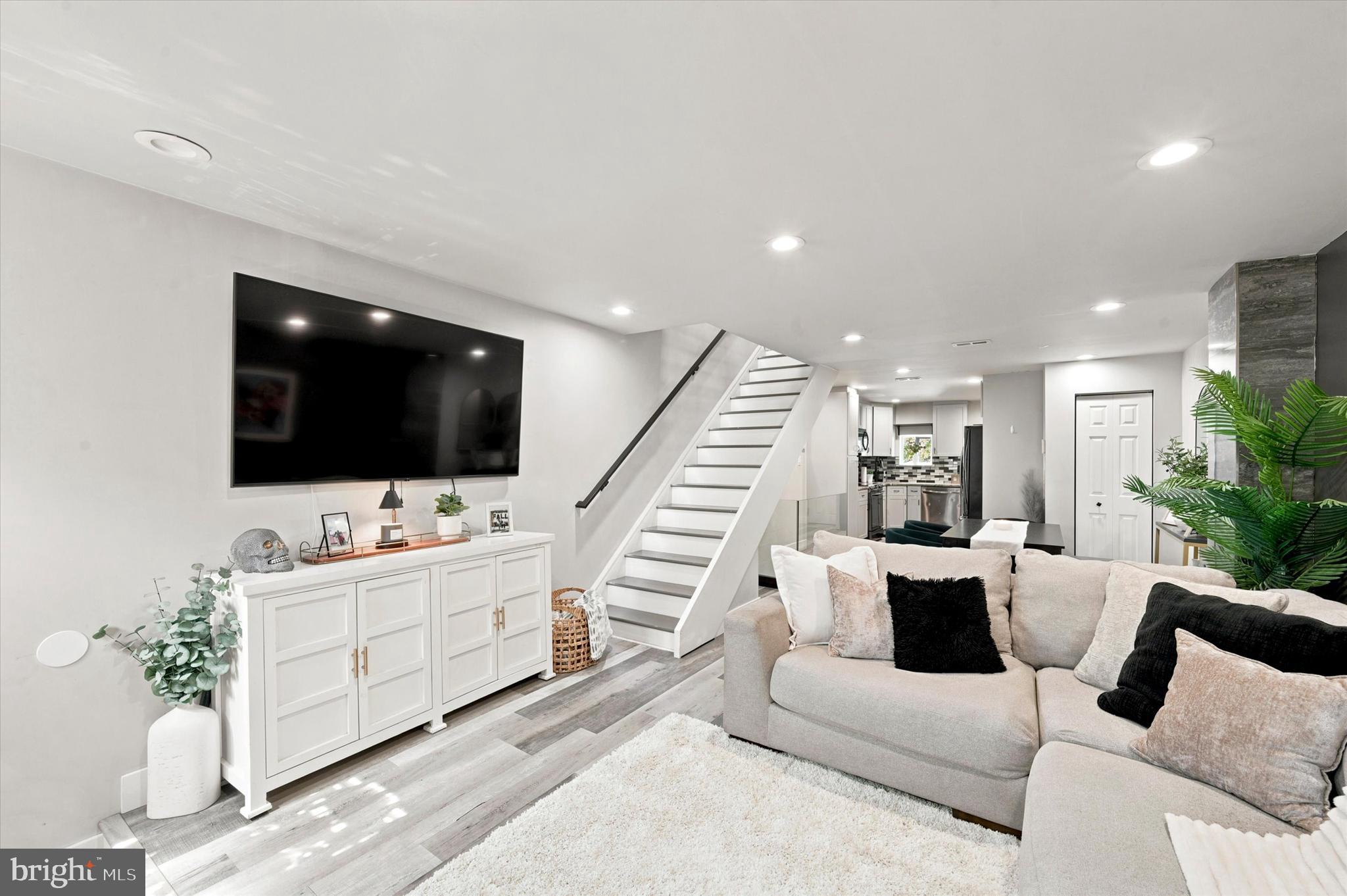 2952 S SYDENHAM
