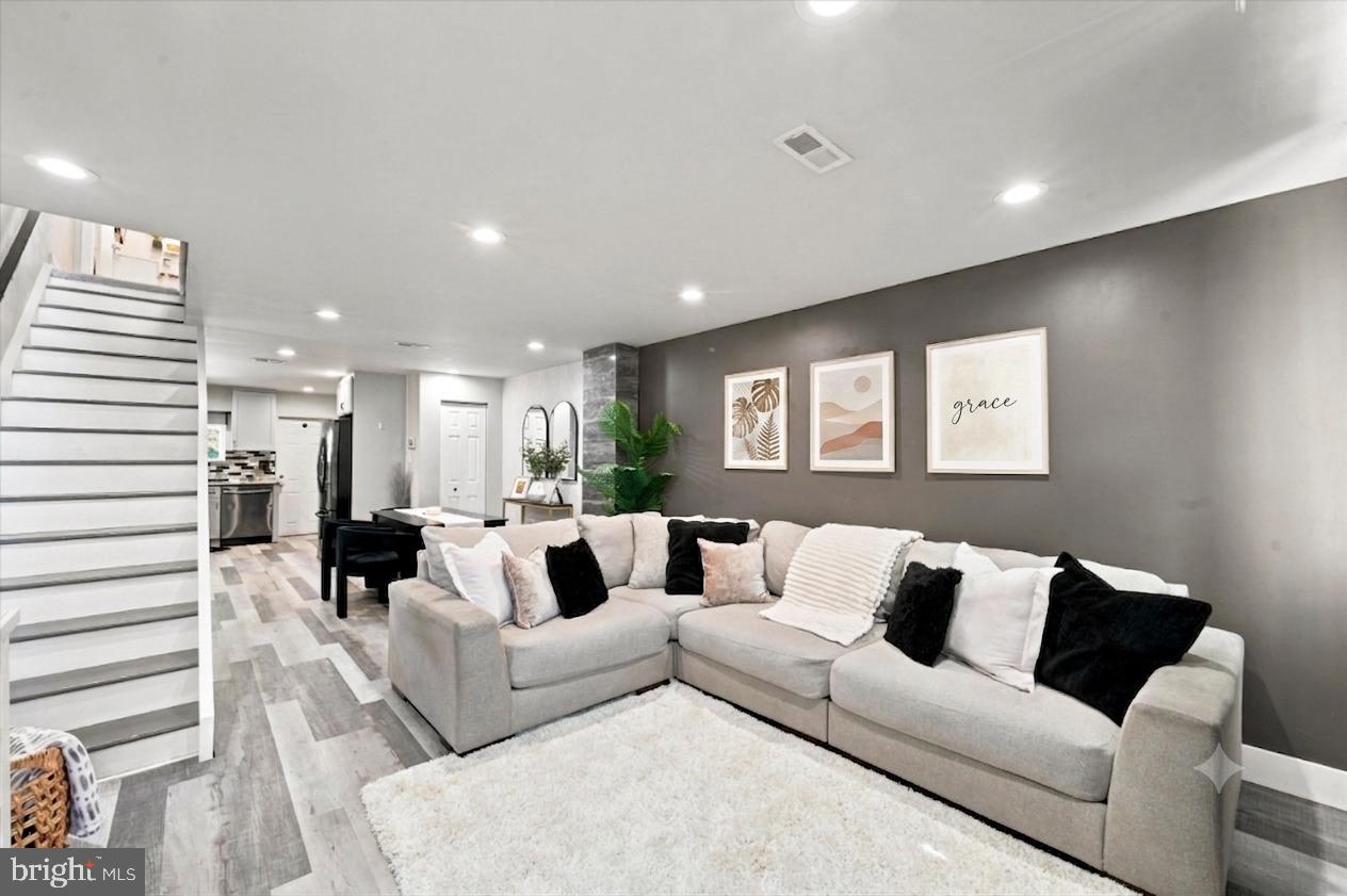 2952 S SYDENHAM