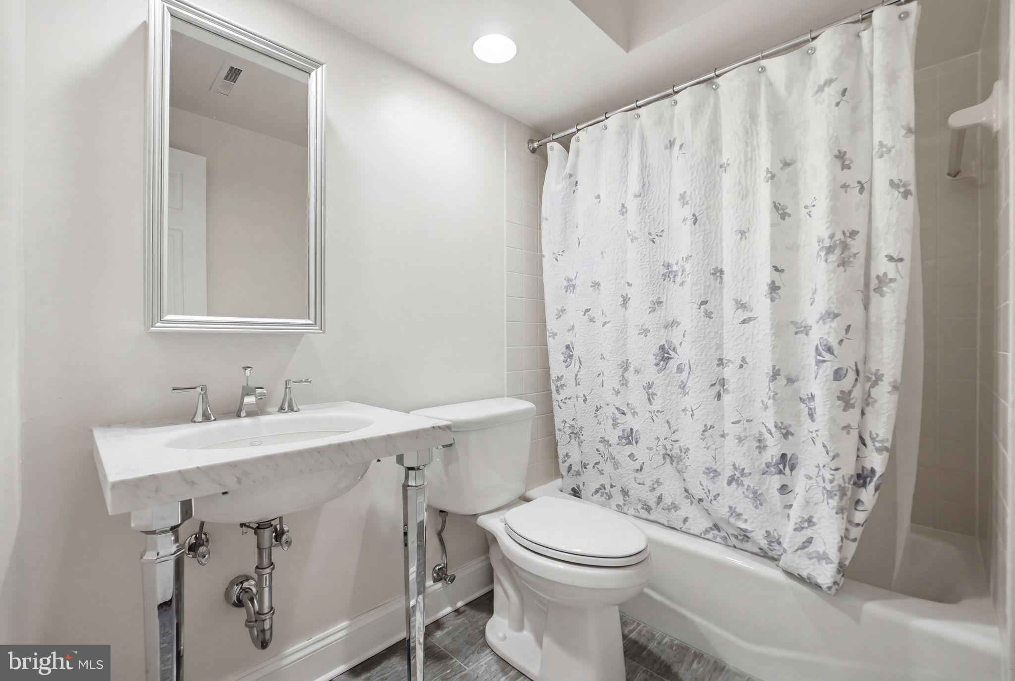 MADISON OF MCLEAN - Residential