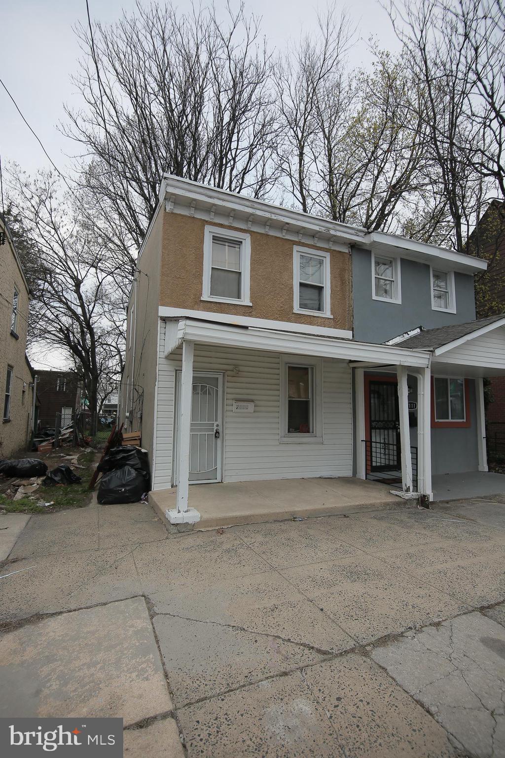 Don't miss this Investor special in Southwest Philly ! This 2-bedroom property is being sold as-is and is
priced to sell.