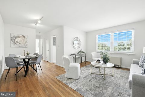 Photo of 2030 N Vermont Street #304, ARLINGTON, VA 22207 (MLS # VAAR2073574)