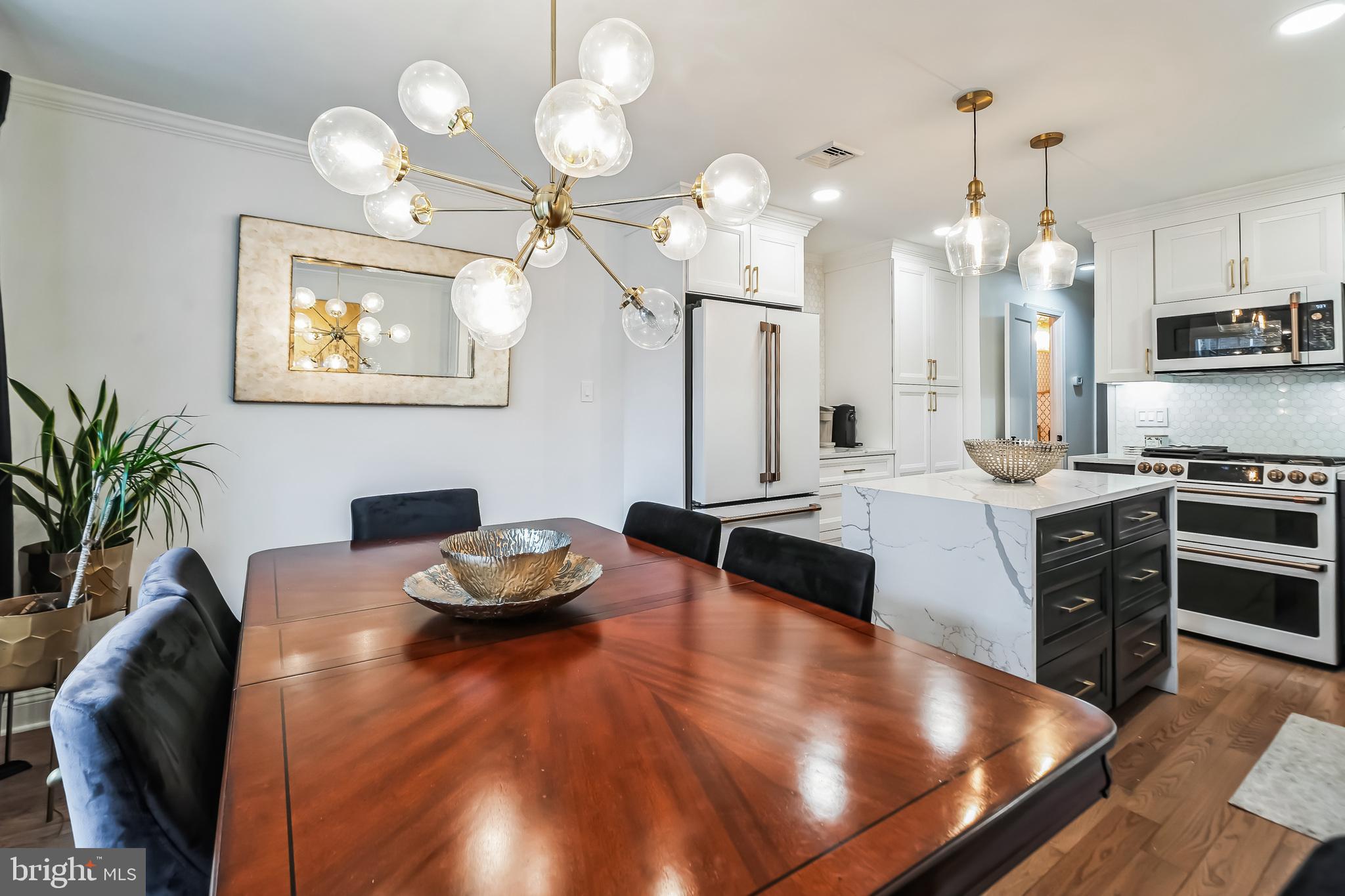 QUEEN VILLAGE - Residential