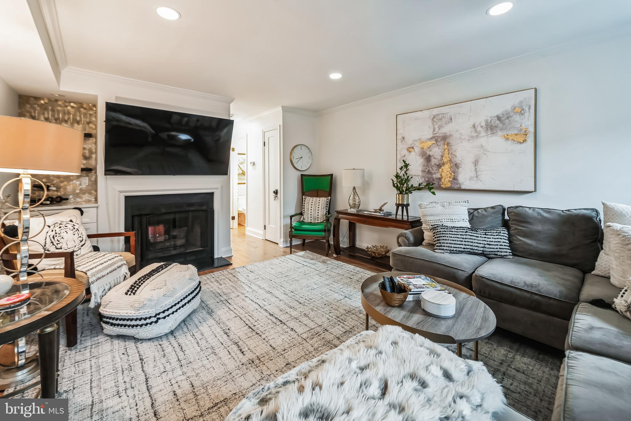 QUEEN VILLAGE - Residential