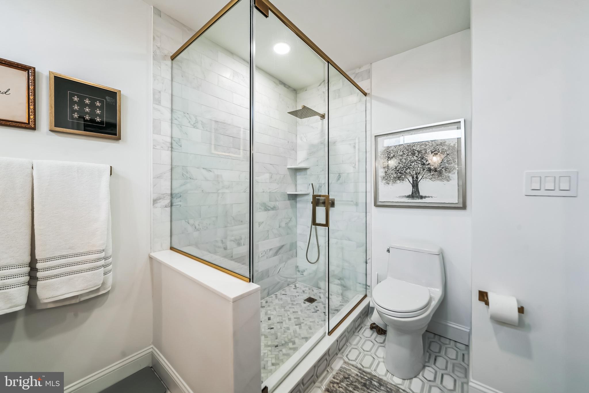 QUEEN VILLAGE - Residential