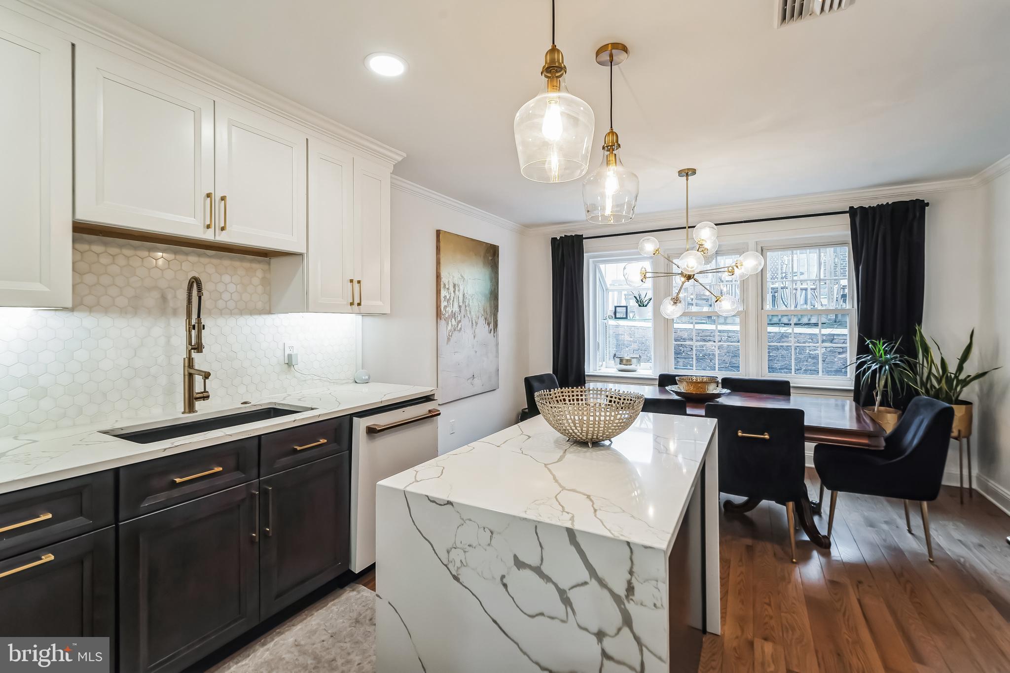 QUEEN VILLAGE - Residential