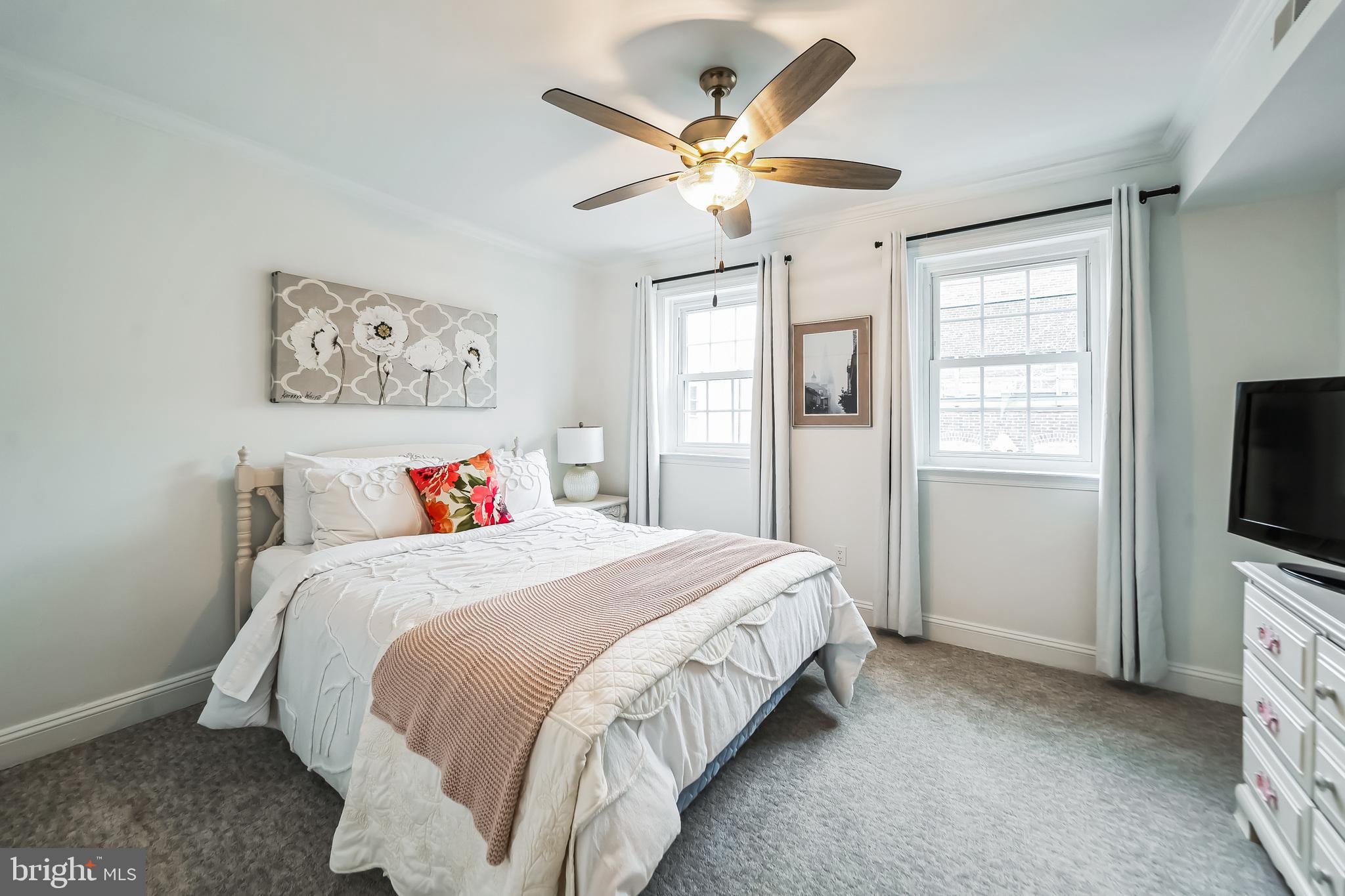 QUEEN VILLAGE - Residential