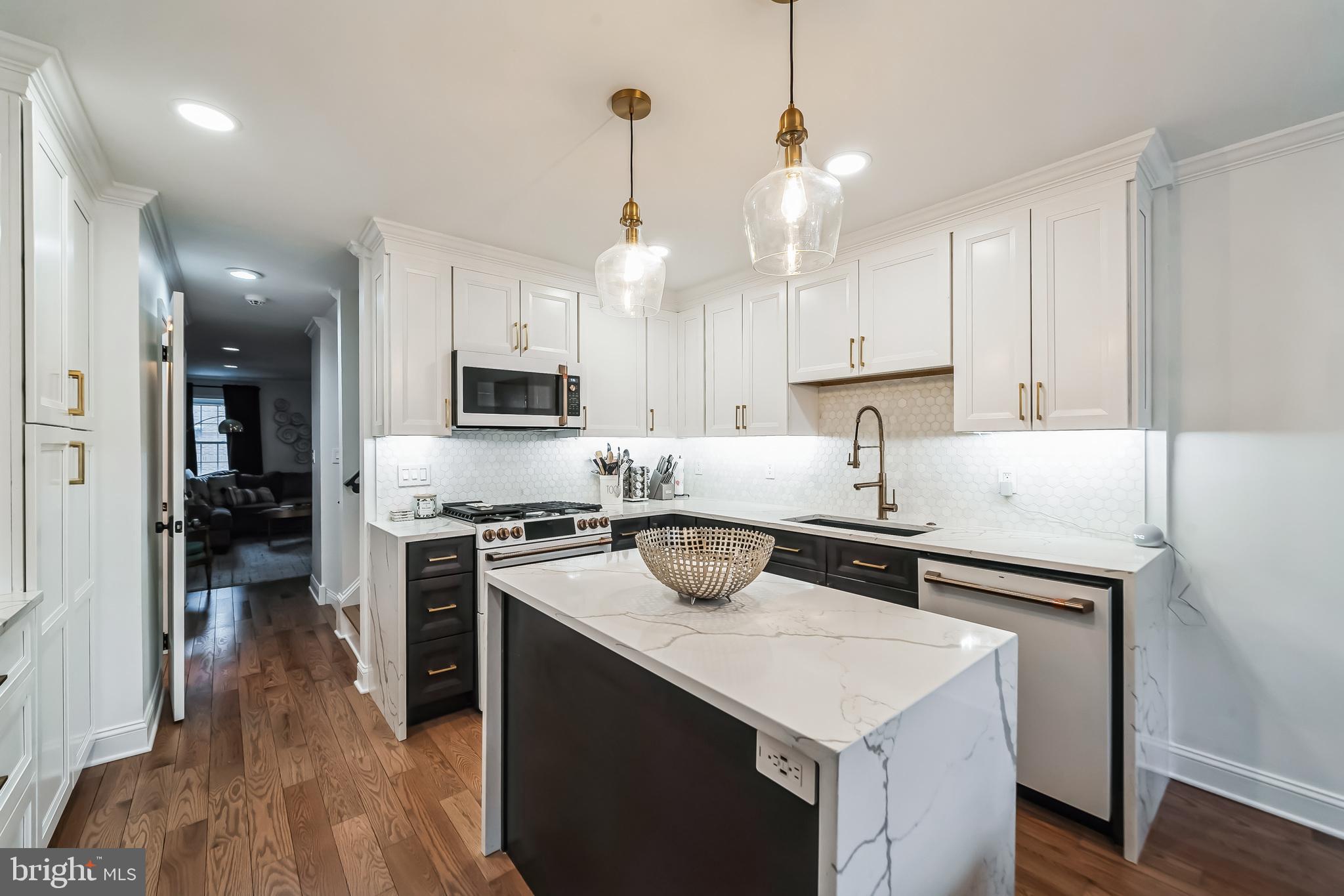 QUEEN VILLAGE - Residential