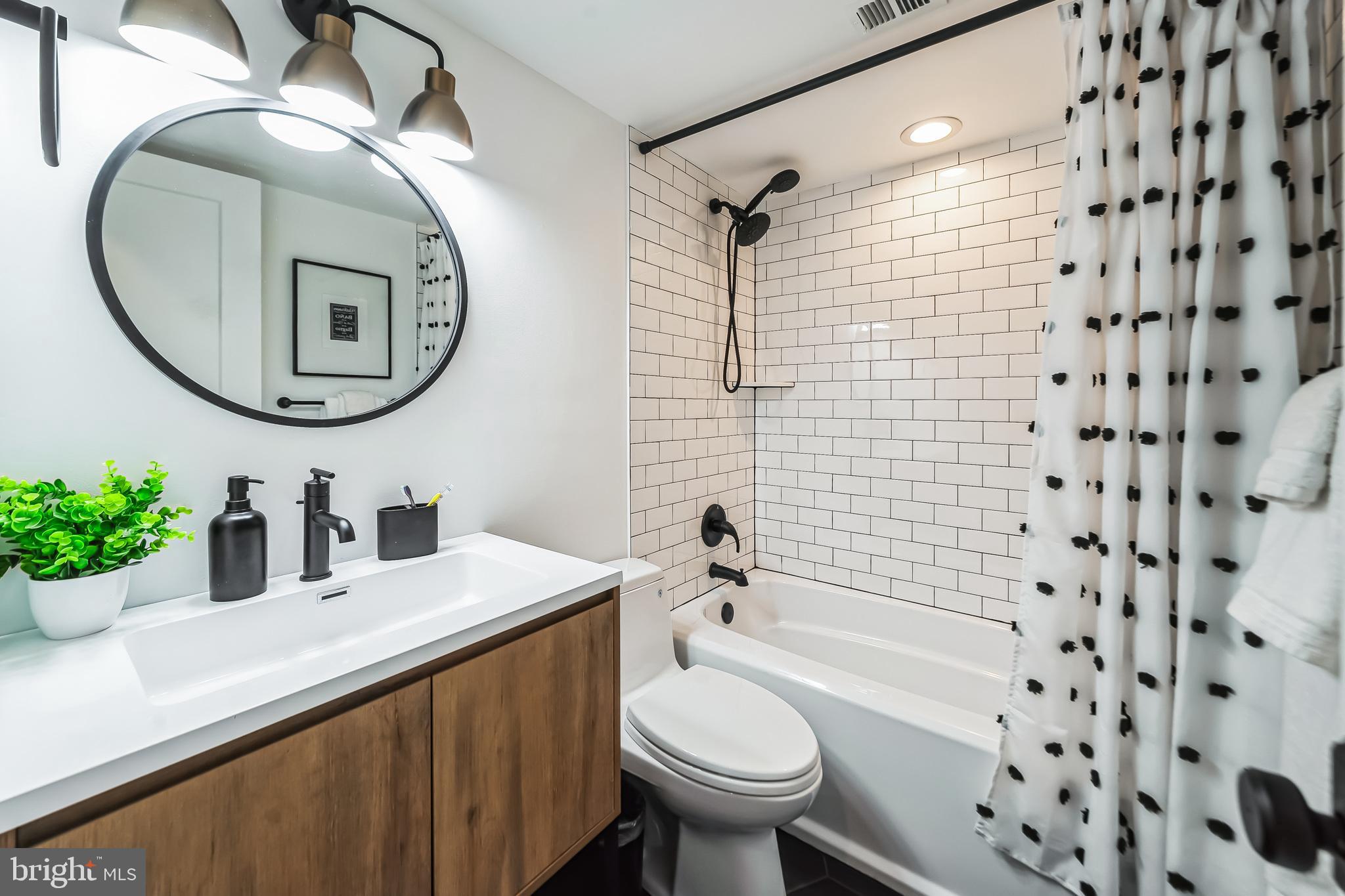 QUEEN VILLAGE - Residential