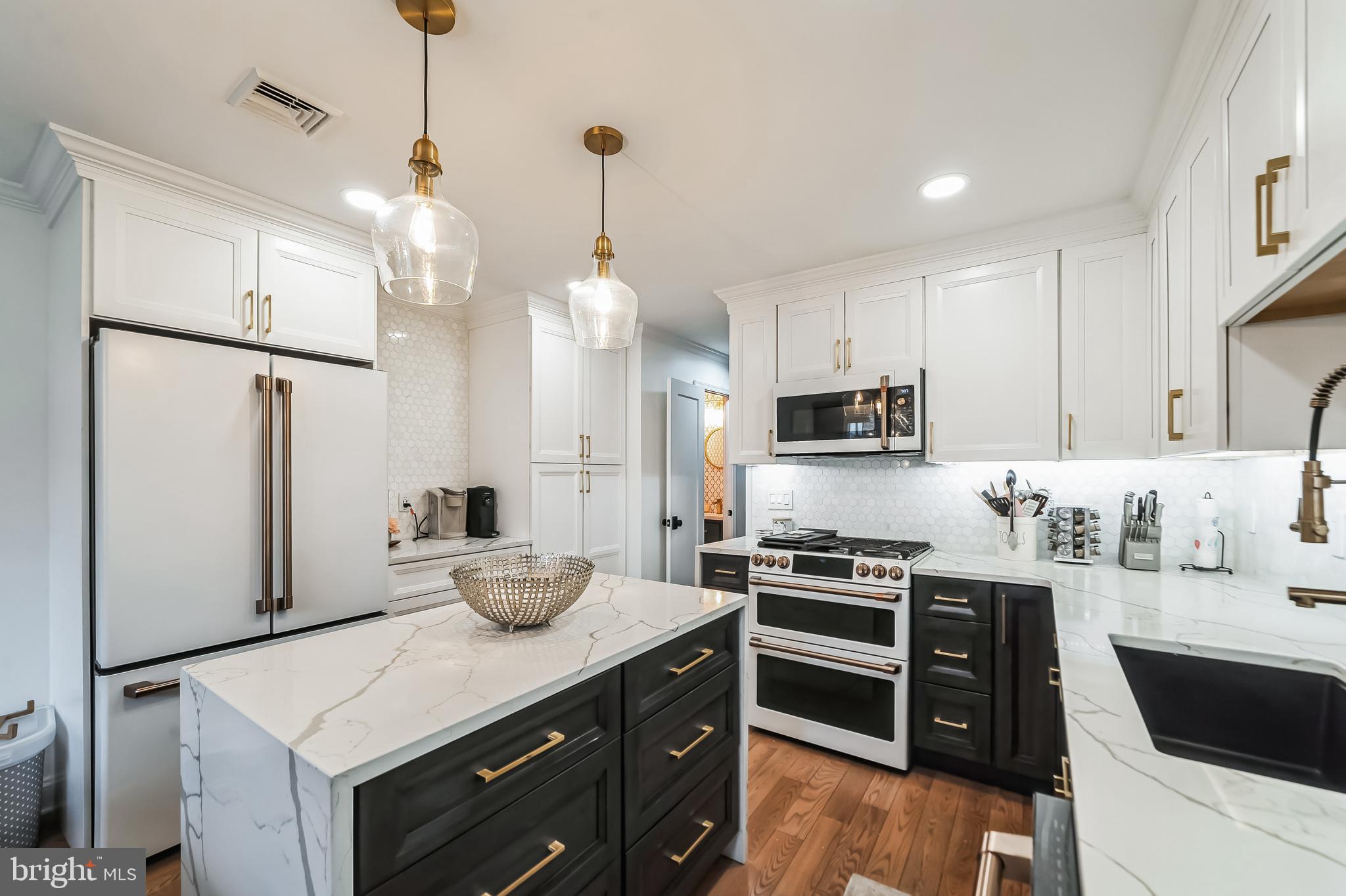 QUEEN VILLAGE - Residential