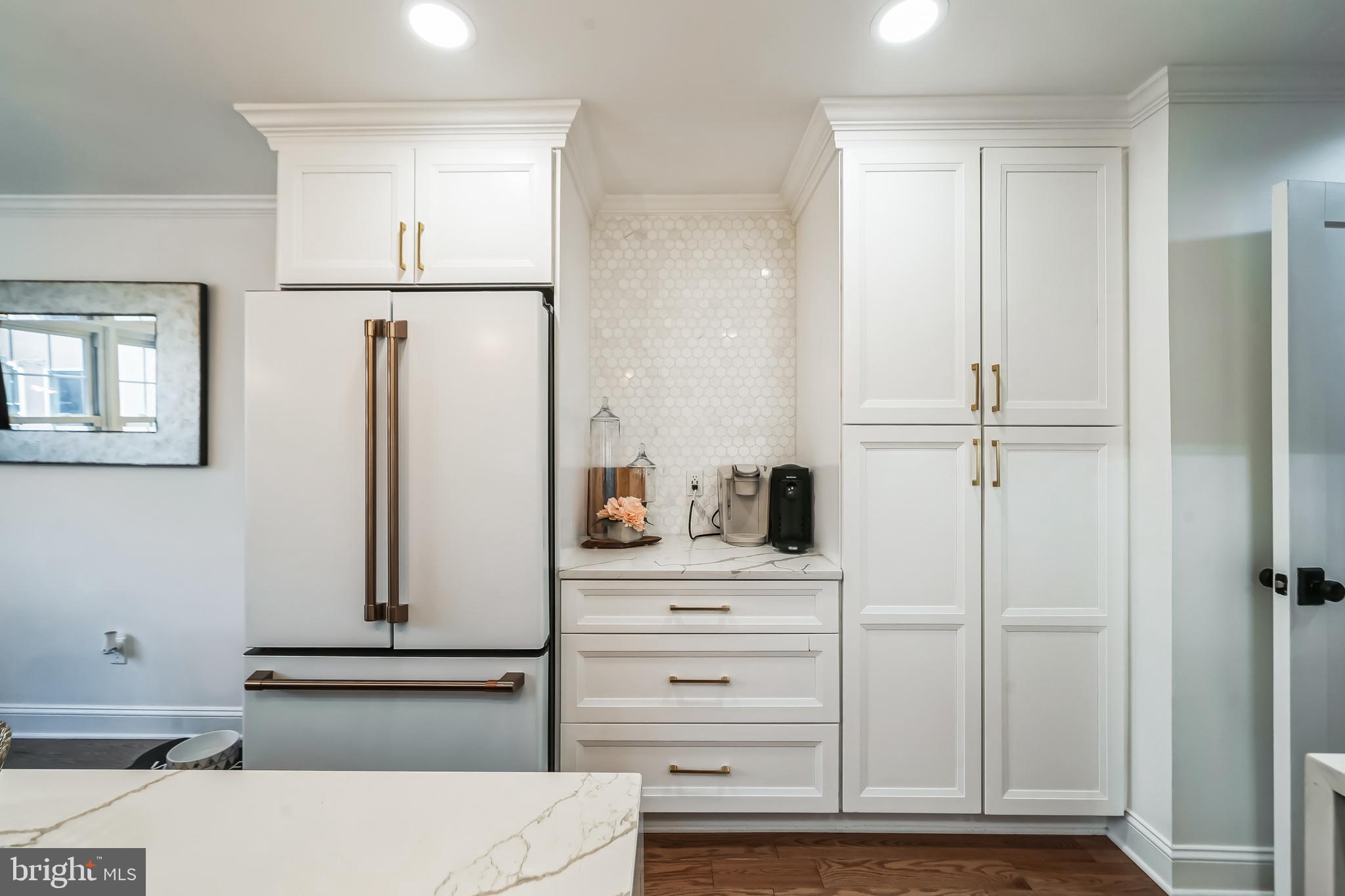 QUEEN VILLAGE - Residential