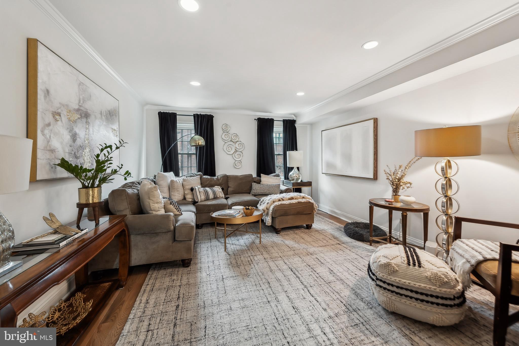 QUEEN VILLAGE - Residential