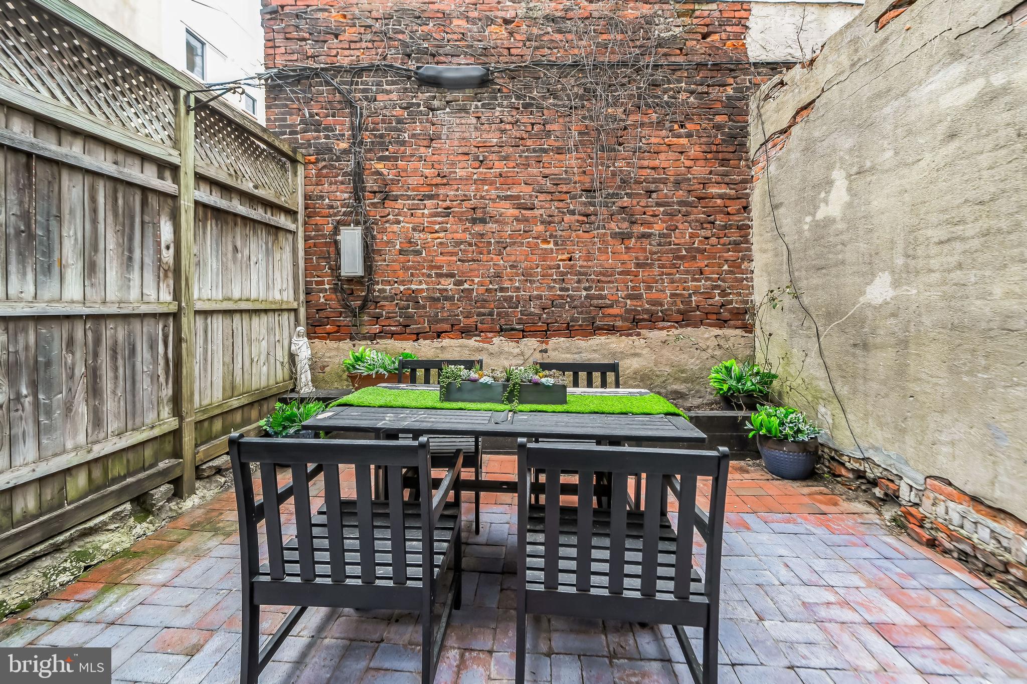 QUEEN VILLAGE - Residential