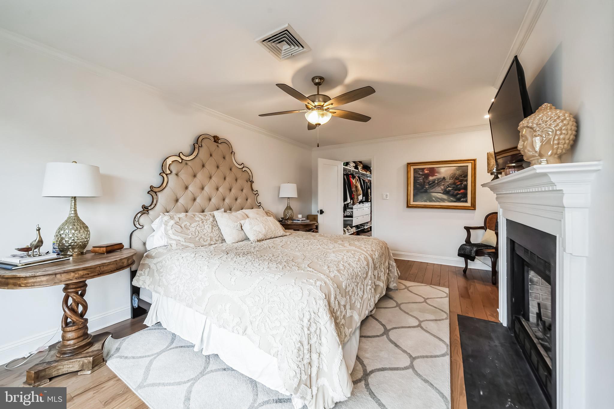 QUEEN VILLAGE - Residential