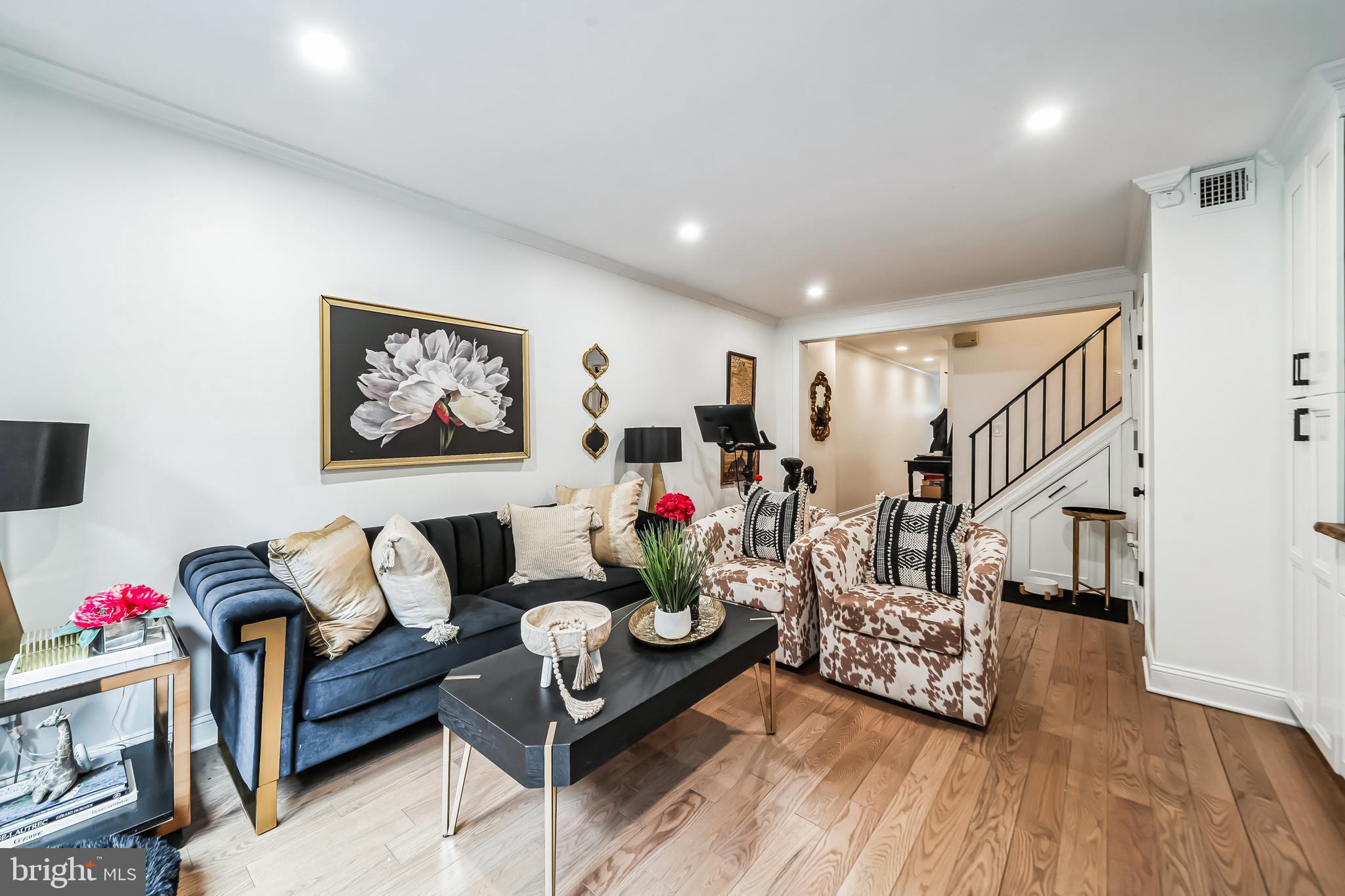 QUEEN VILLAGE - Residential