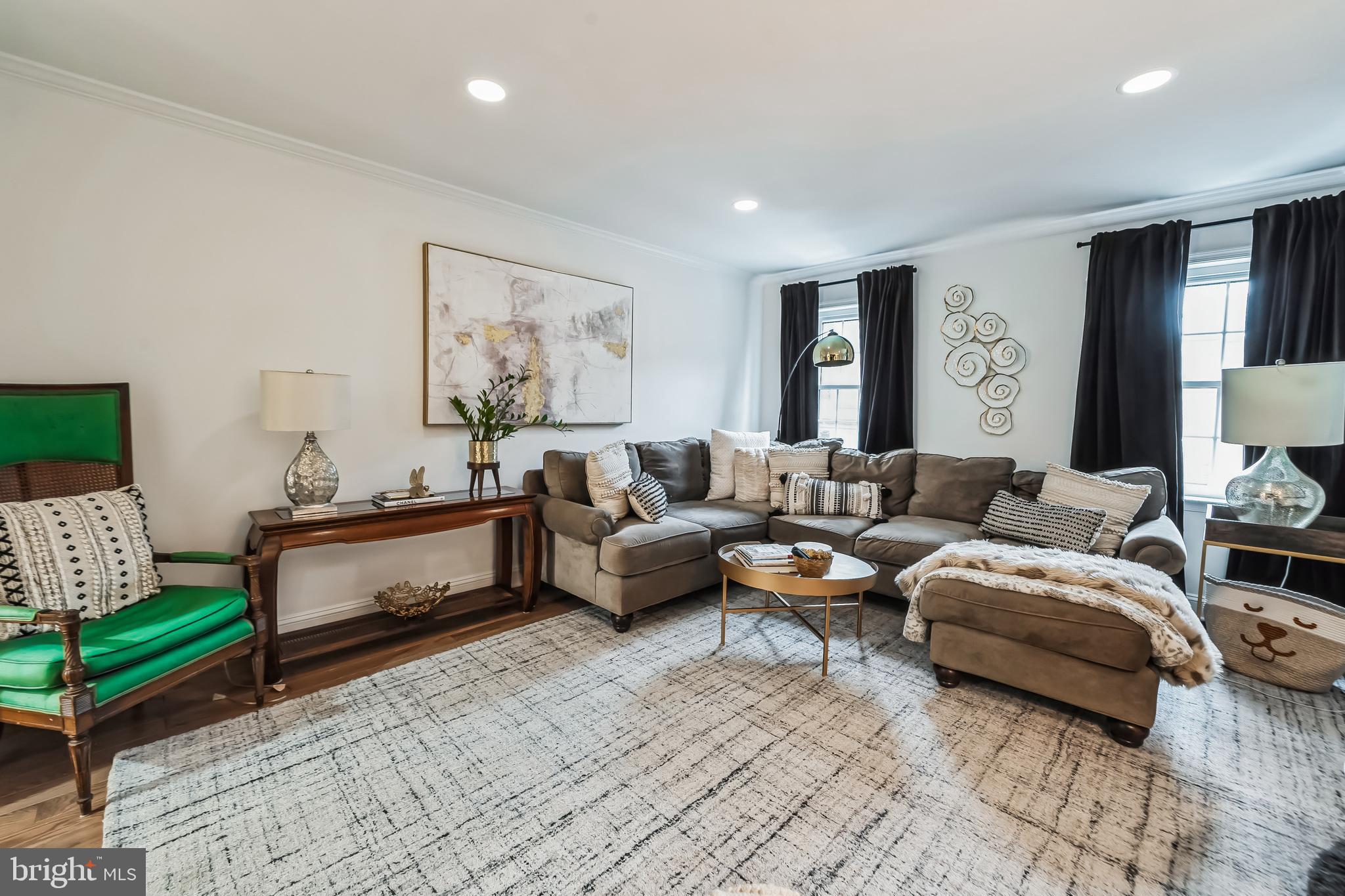 QUEEN VILLAGE - Residential