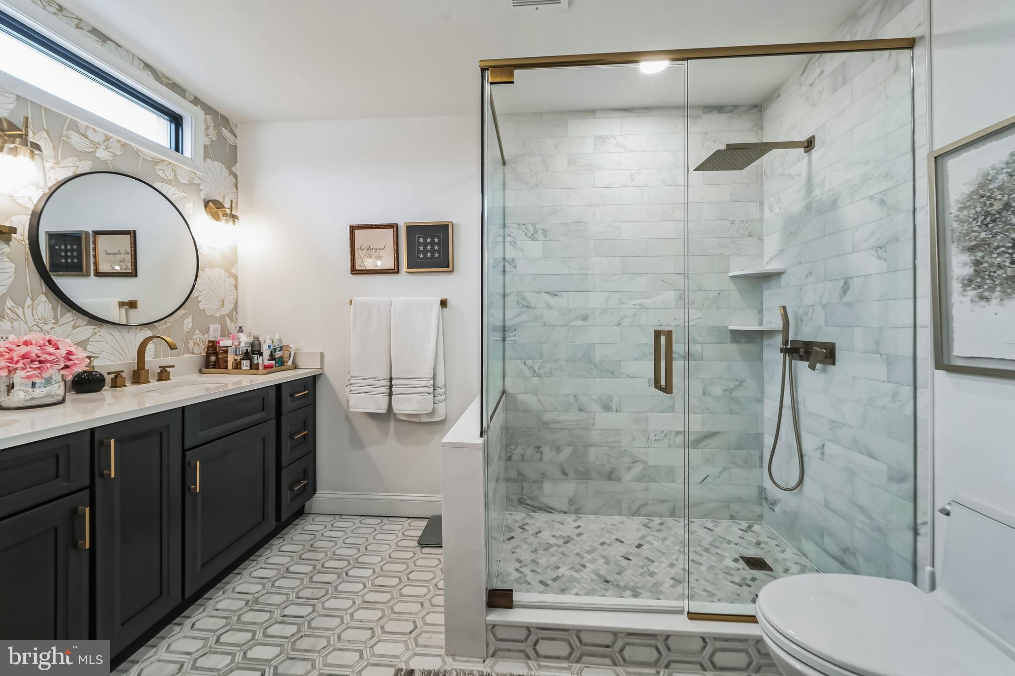 QUEEN VILLAGE - Residential