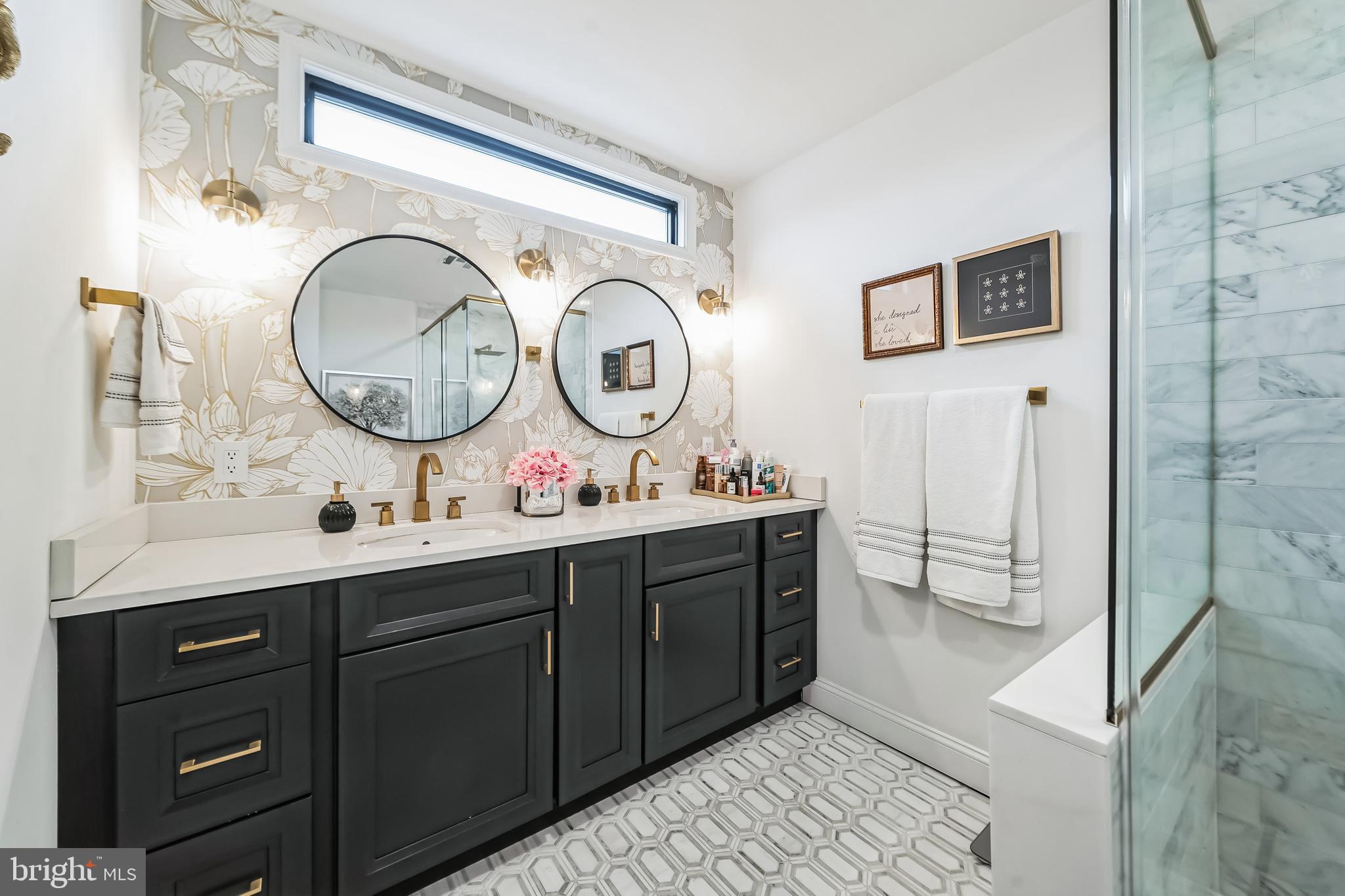 QUEEN VILLAGE - Residential