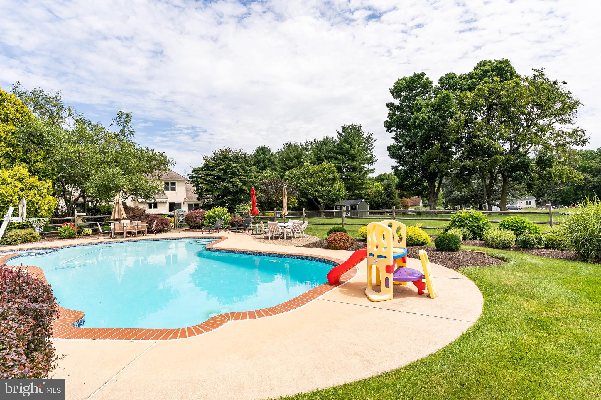 SHADOW OAK - Residential