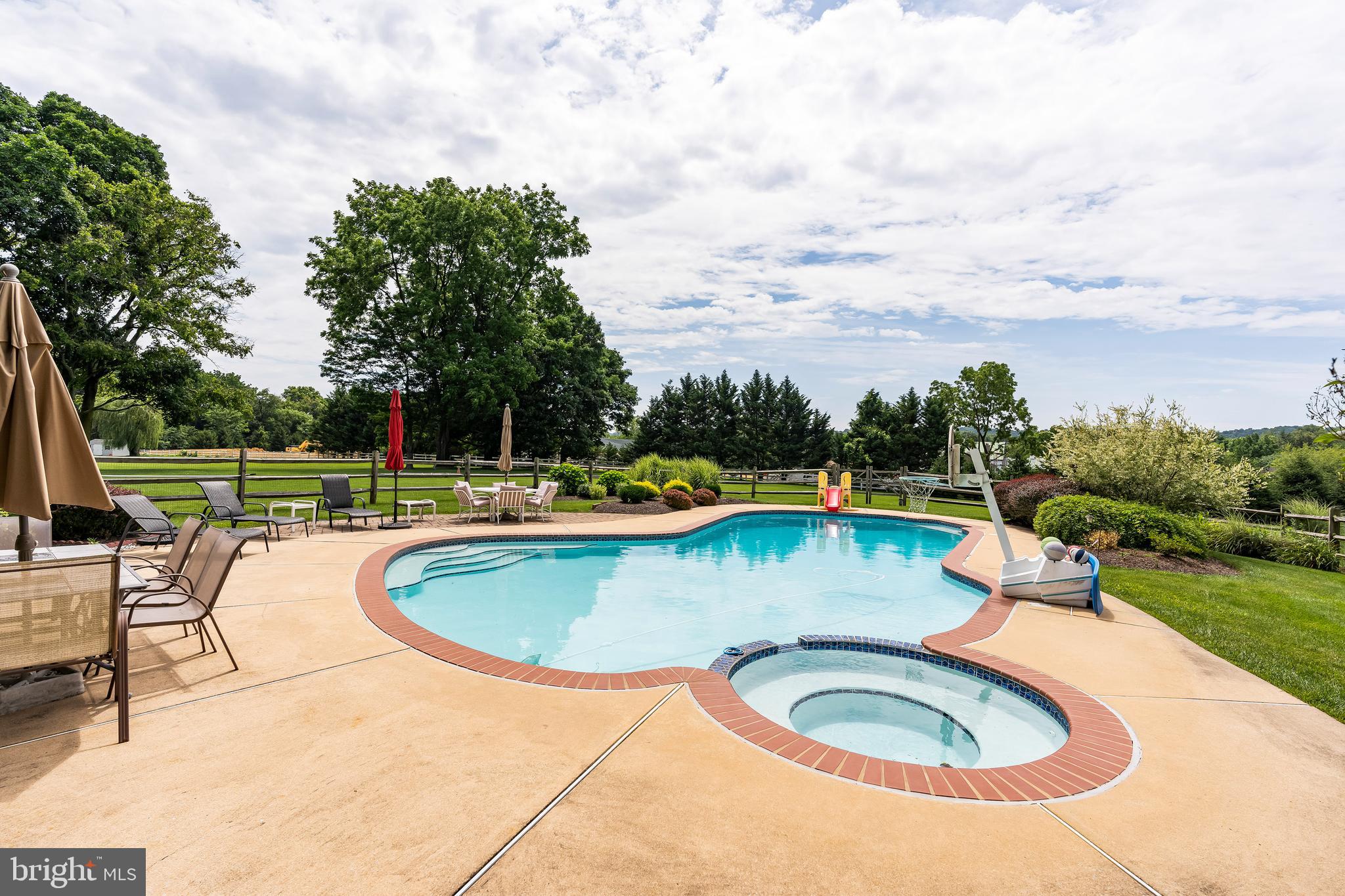 SHADOW OAK - Residential