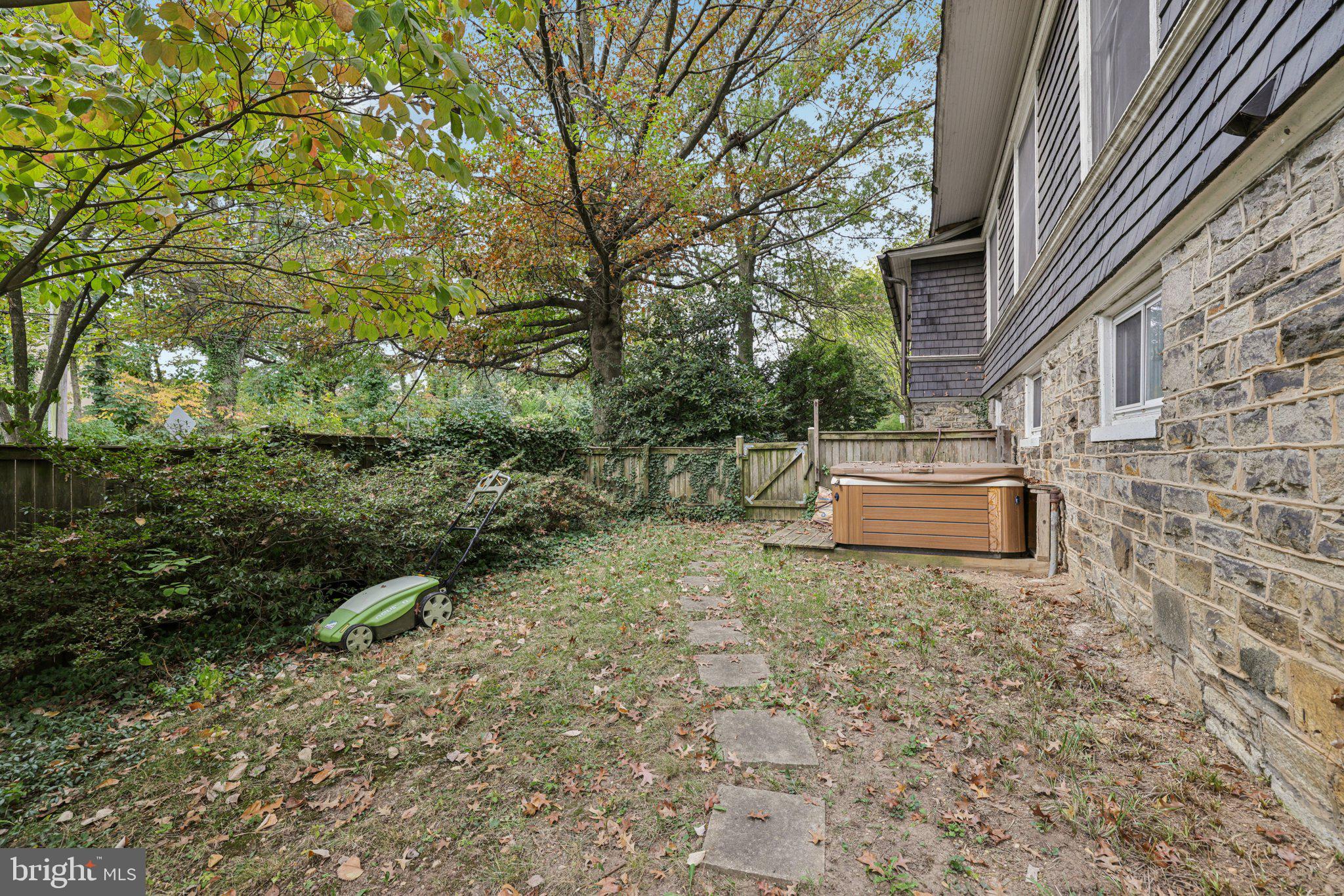 ROLAND PARK - Residential Lease