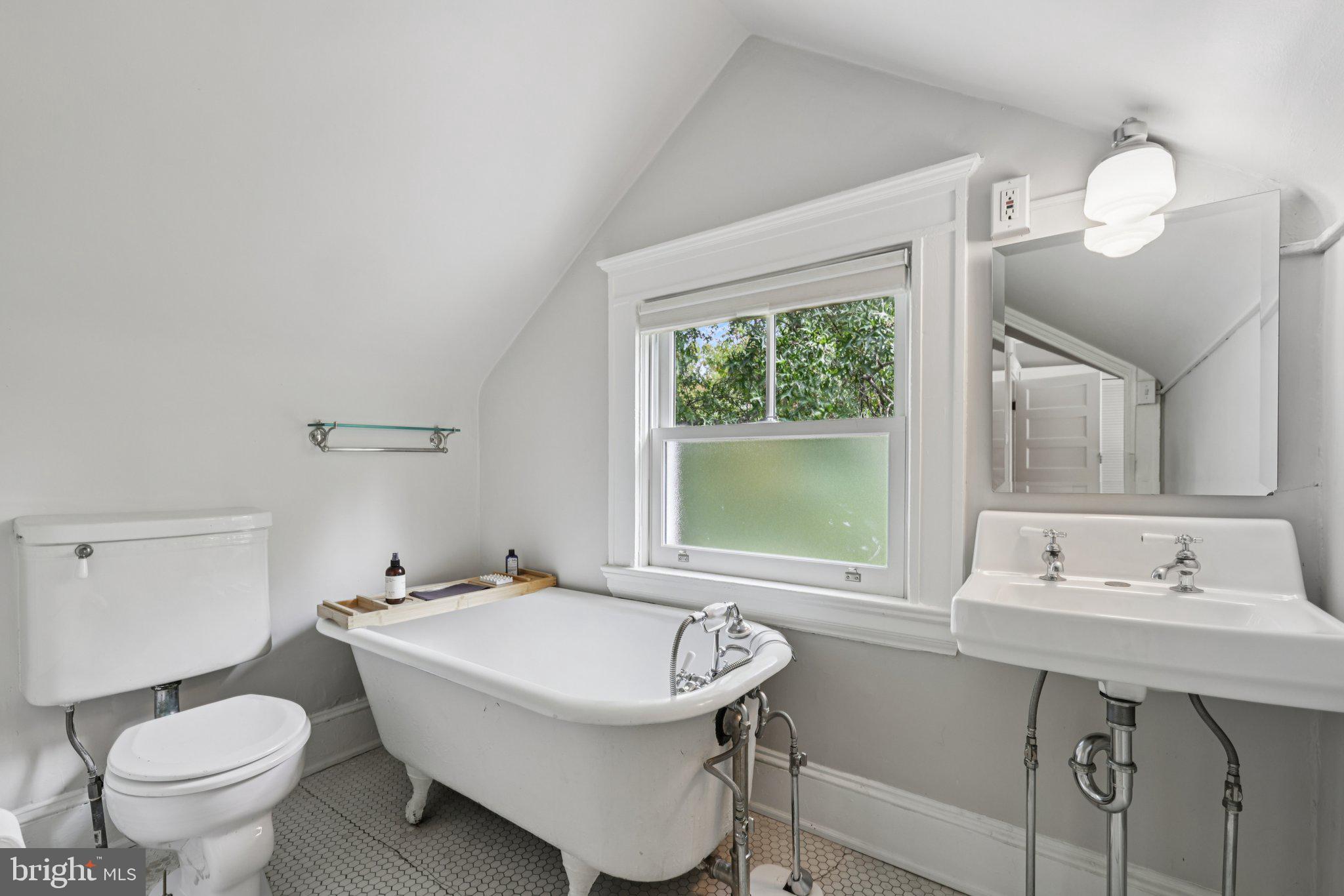 ROLAND PARK - Residential Lease