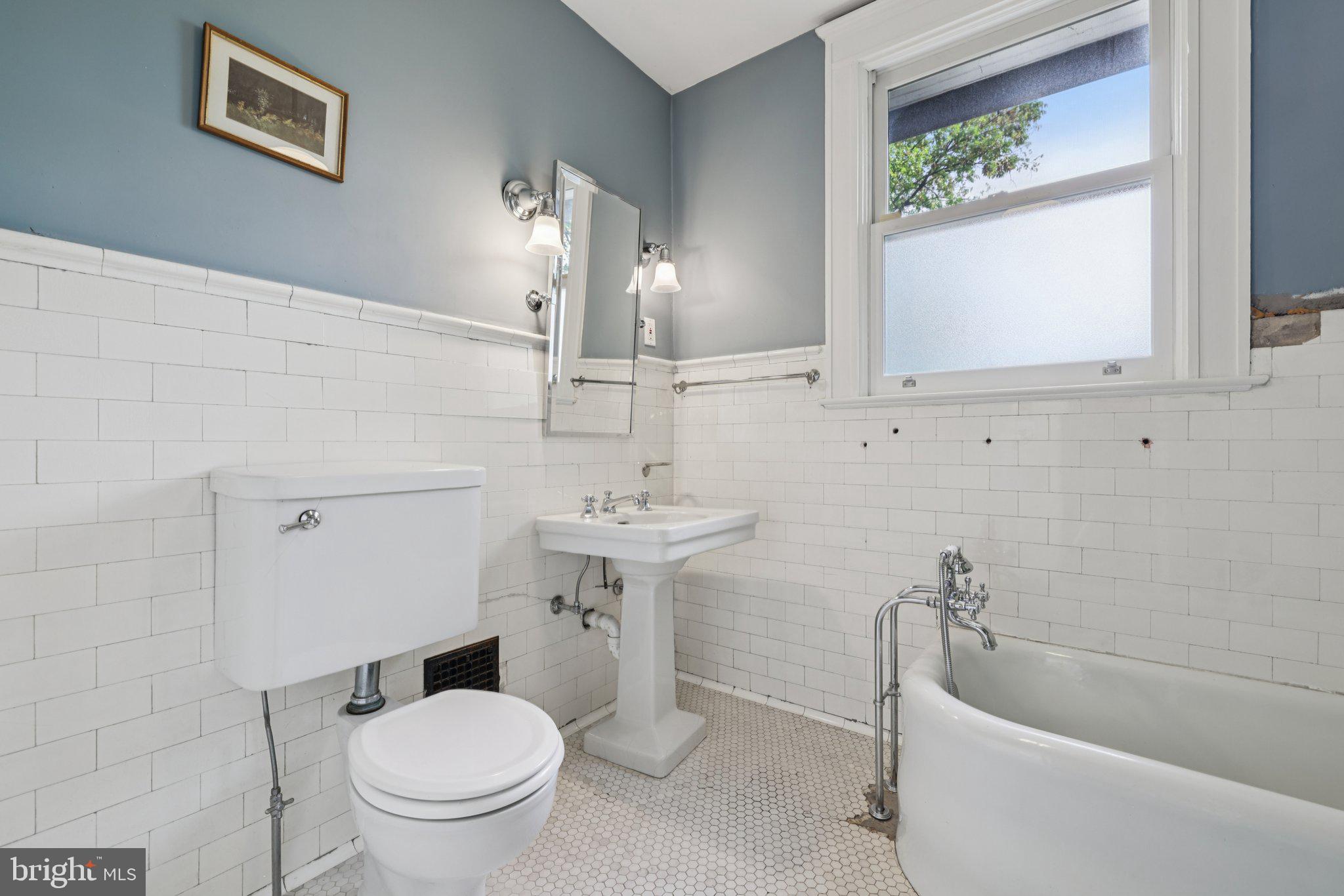 ROLAND PARK - Residential Lease