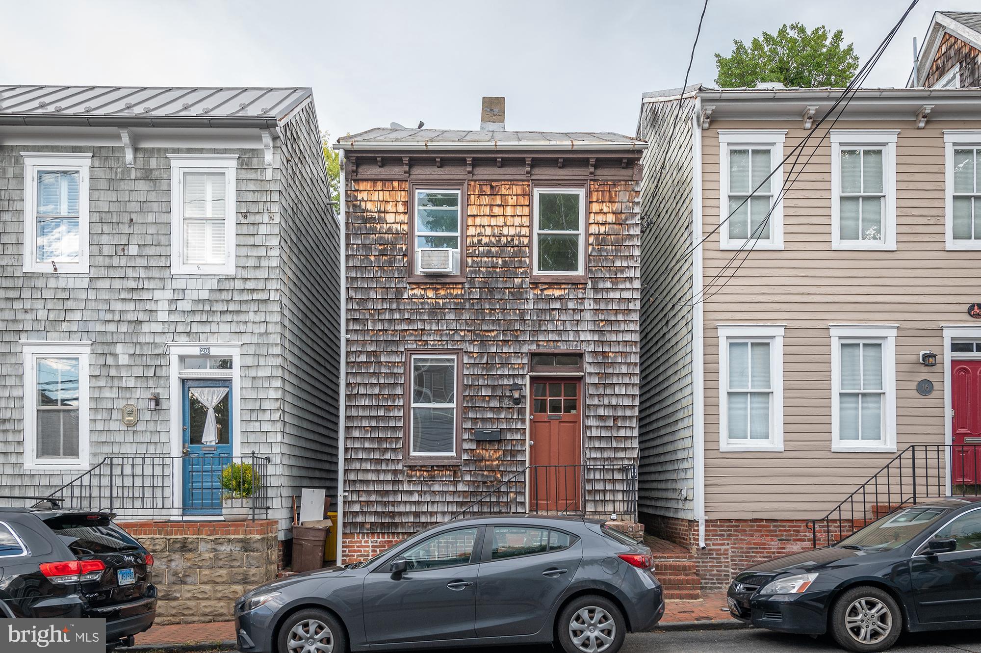 Cute townhome right in the middle of downtown Annapolis. This 2 bedroom, 1 bath home is move in ready Oct 1st. Private fenced back yard. Two levels. Hardwood floors. Easy application process.