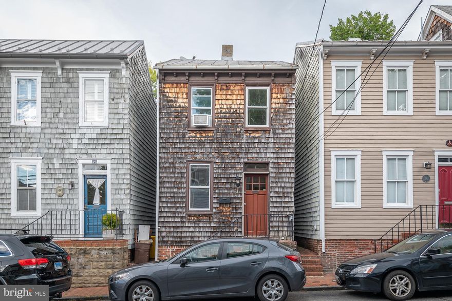 Cute townhome right in the middle of downtown Annapolis. This 2 bedroom, 1 bath home is move in ready Oct 1st. Private fenced back yard. Two levels. Hardwood floors.  Easy application process.