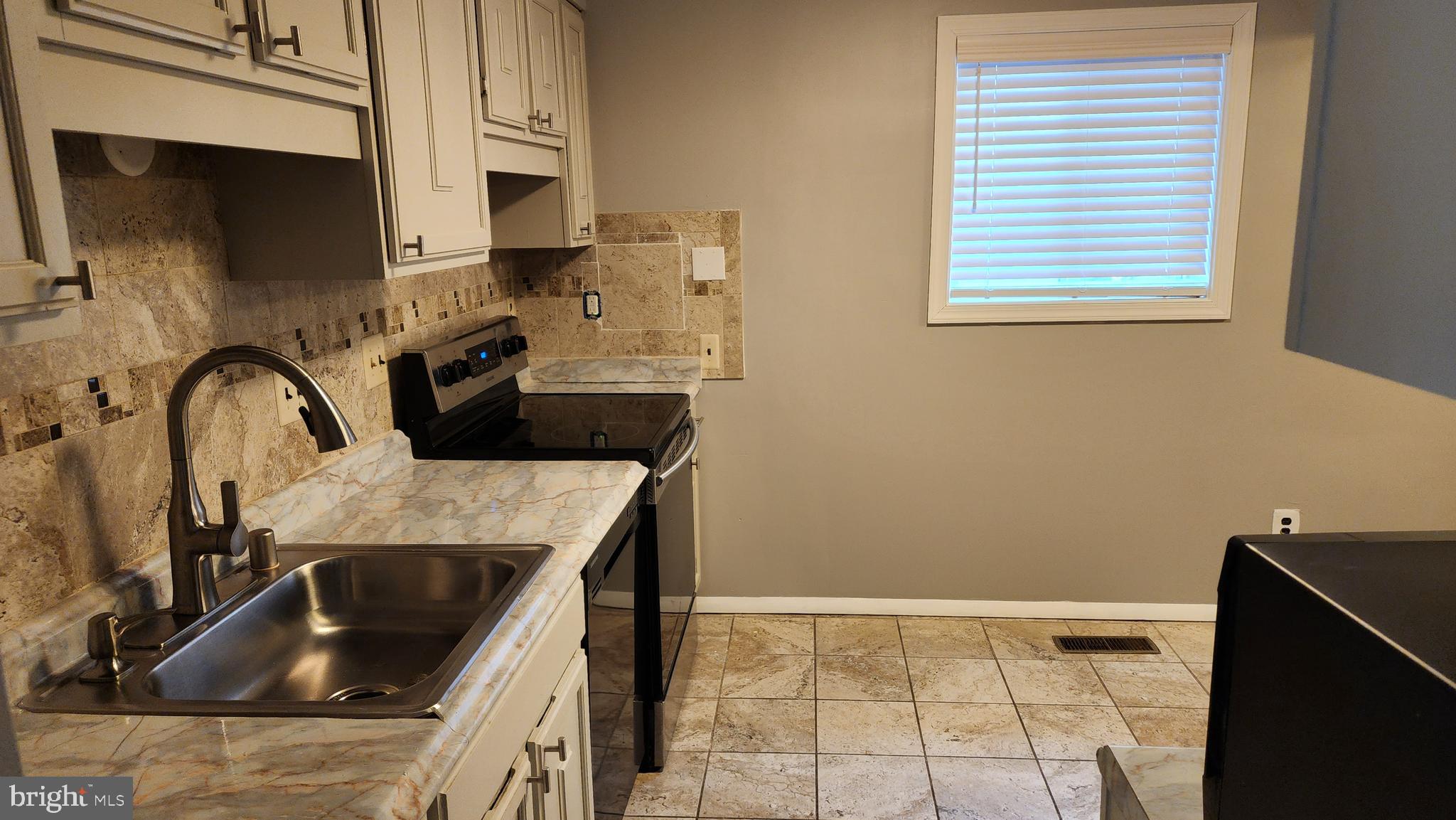 CAROLE HIGHLANDS - Residential Lease